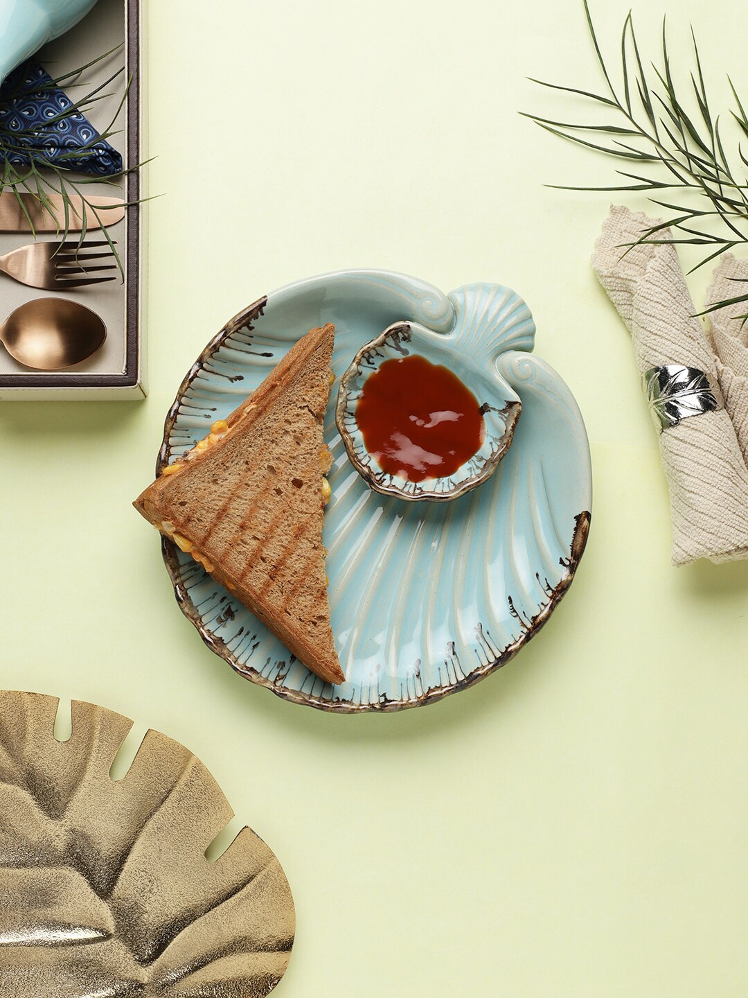 

VarEesha Mint Round Petal Chip n Dip Platter Ceramic Serveware, Blue