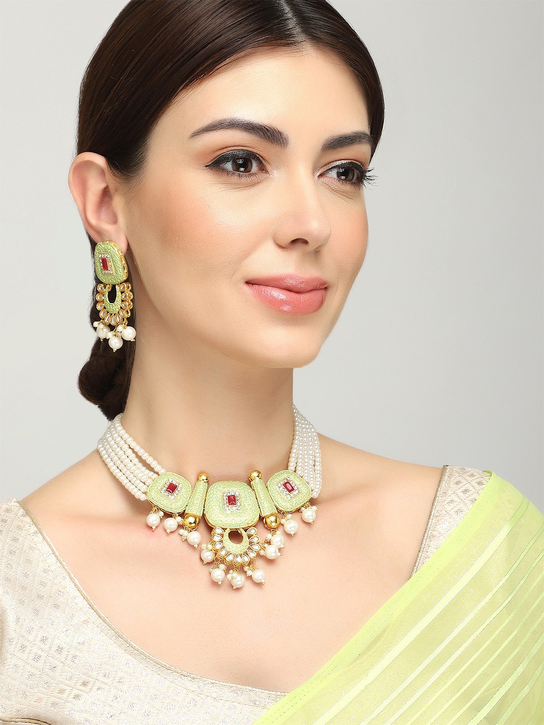

Yellow Chimes Women Green Kundan Jewellery Set