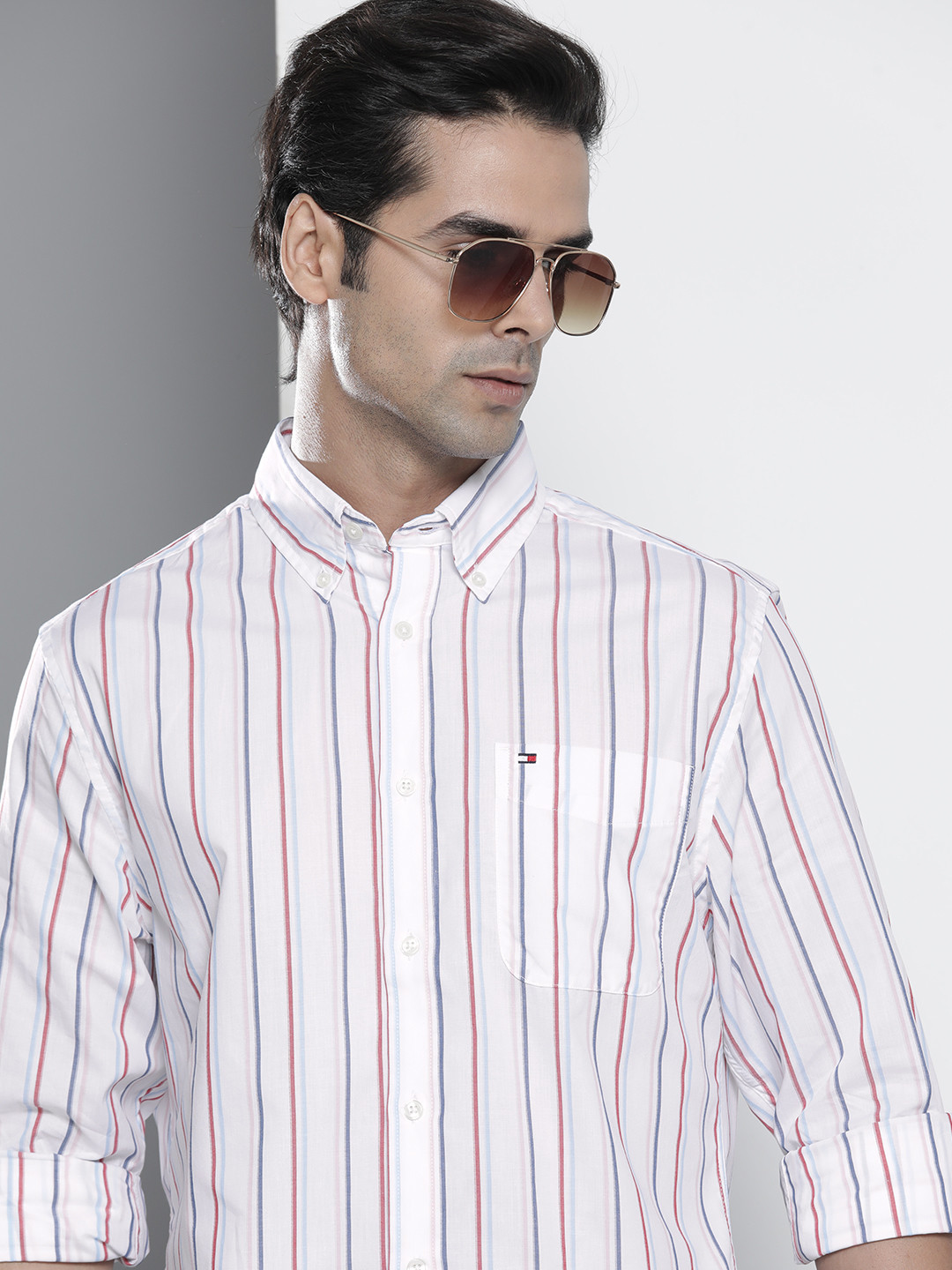 

Tommy Hilfiger Men White & Pink Standard Fit Striped Pure Cotton Casual Shirt