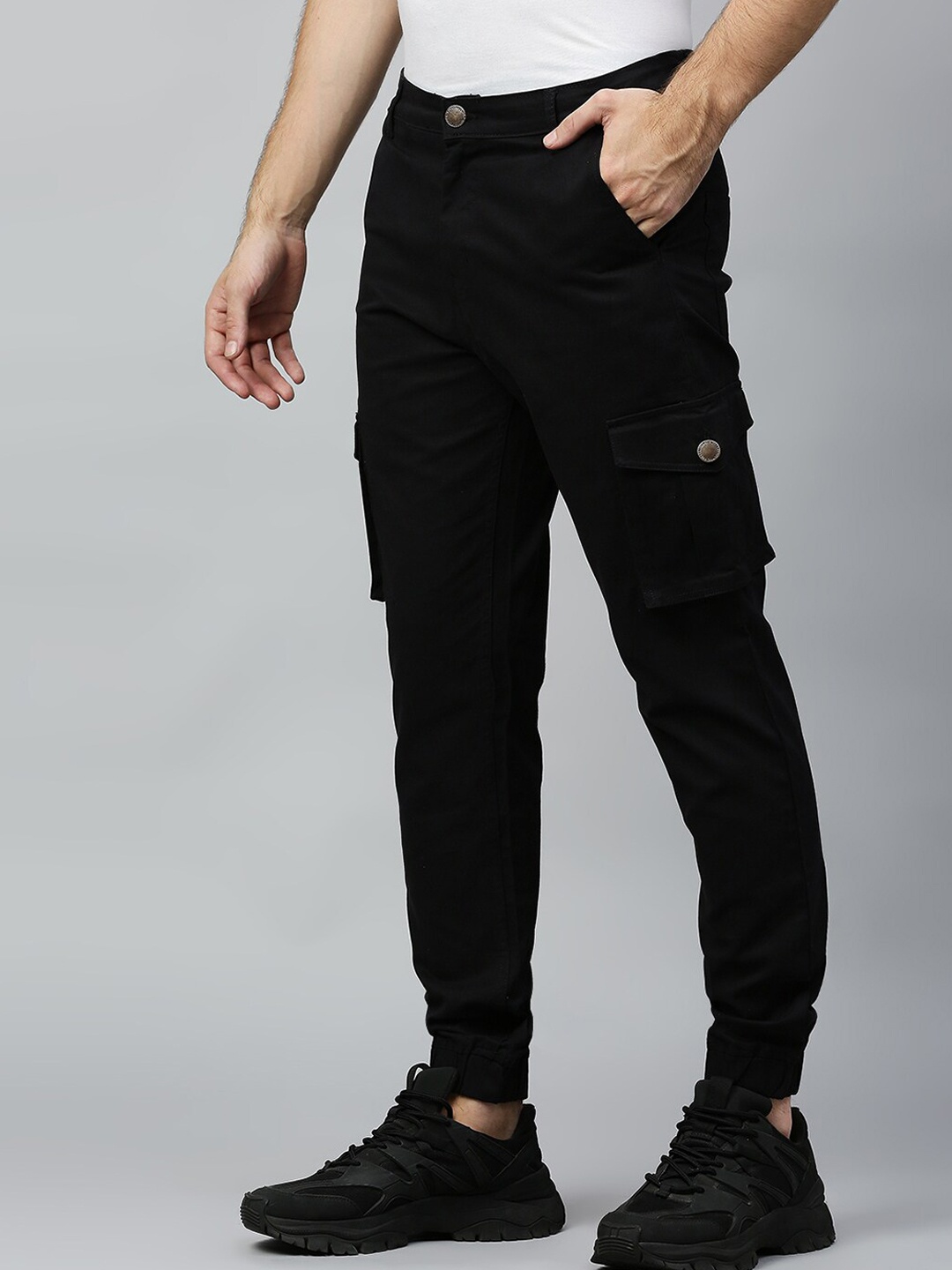 

Hubberholme Men Black Solid Slim Fit Cotton Cargos Trousers