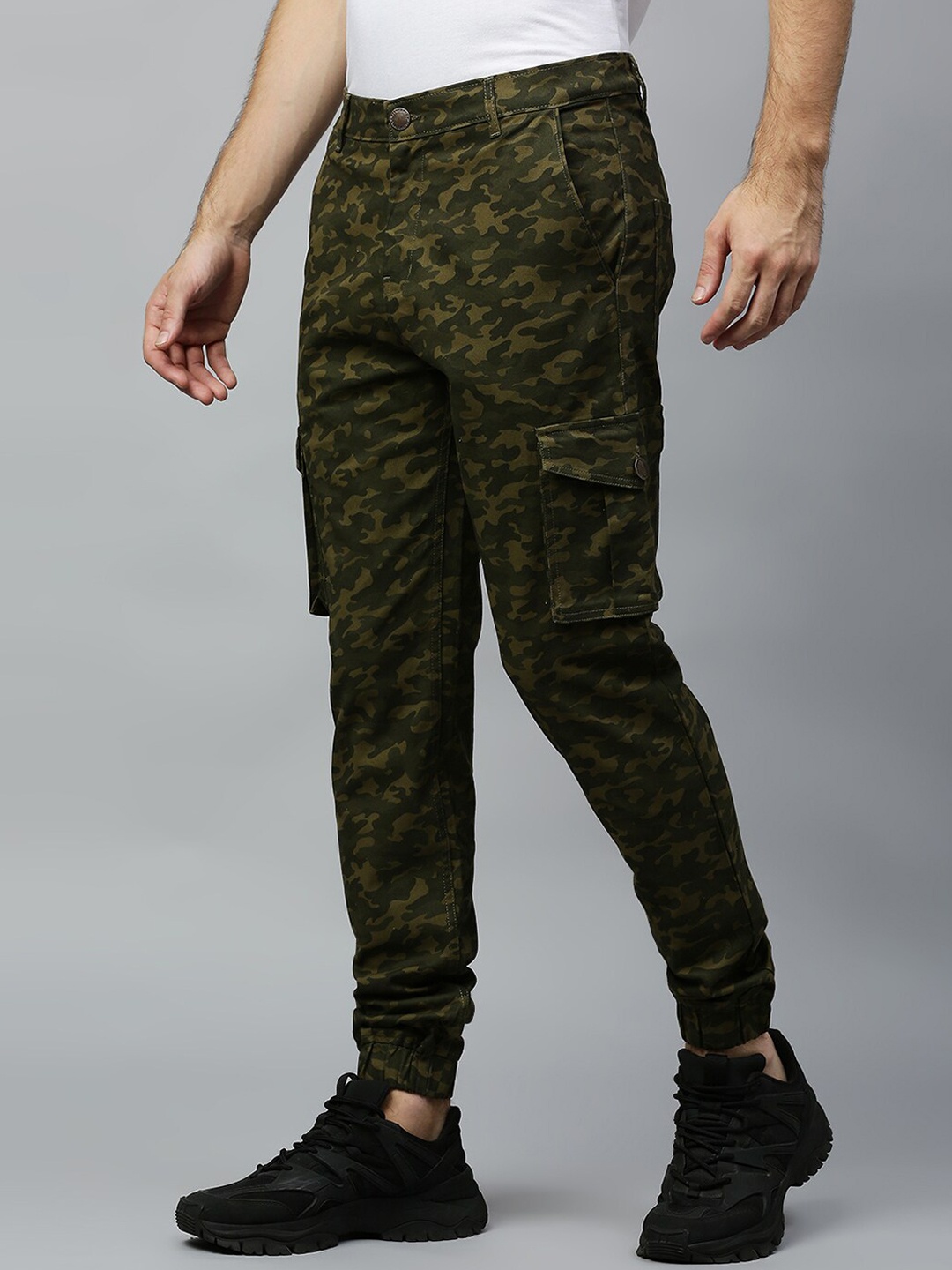 

Hubberholme Men Camouflage Printed Relaxed Slim Fit Cargos Trousers 99% cotton, Olive