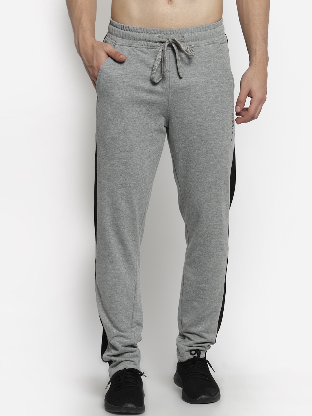 

Club York Men Grey & Black Solid Track Pant
