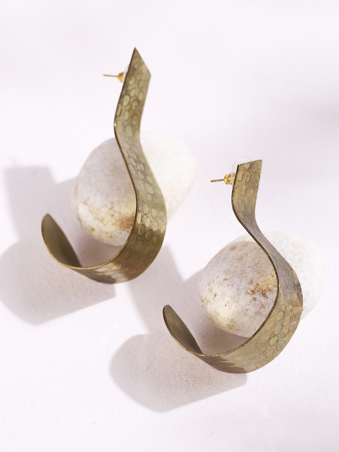 

DEEBACO Gold-Toned Teardrop Shaped Drop Earrings