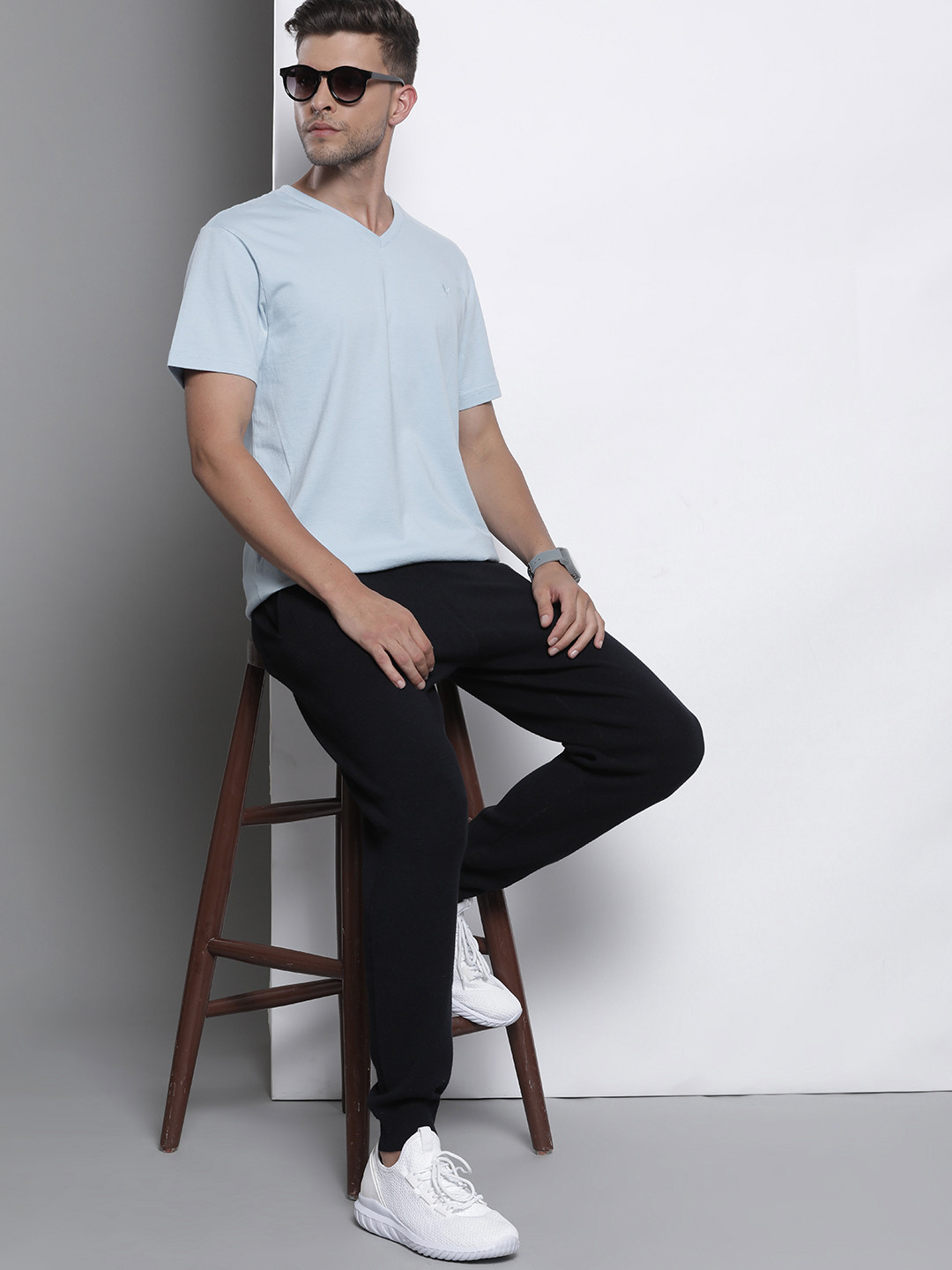 

AMERICAN EAGLE OUTFITTERS Men Blue Solid V-Neck Pure Cotton T-shirt