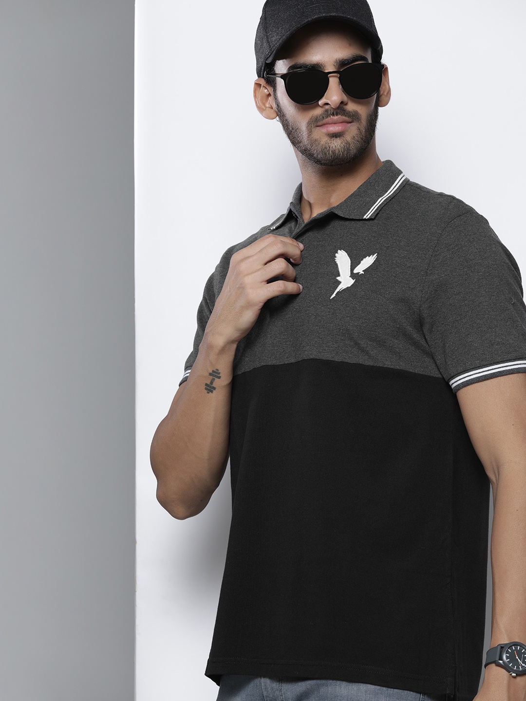 

AMERICAN EAGLE OUTFITTERS Men Charcoal Grey & Black Colourblocked Polo Collar T-shirt