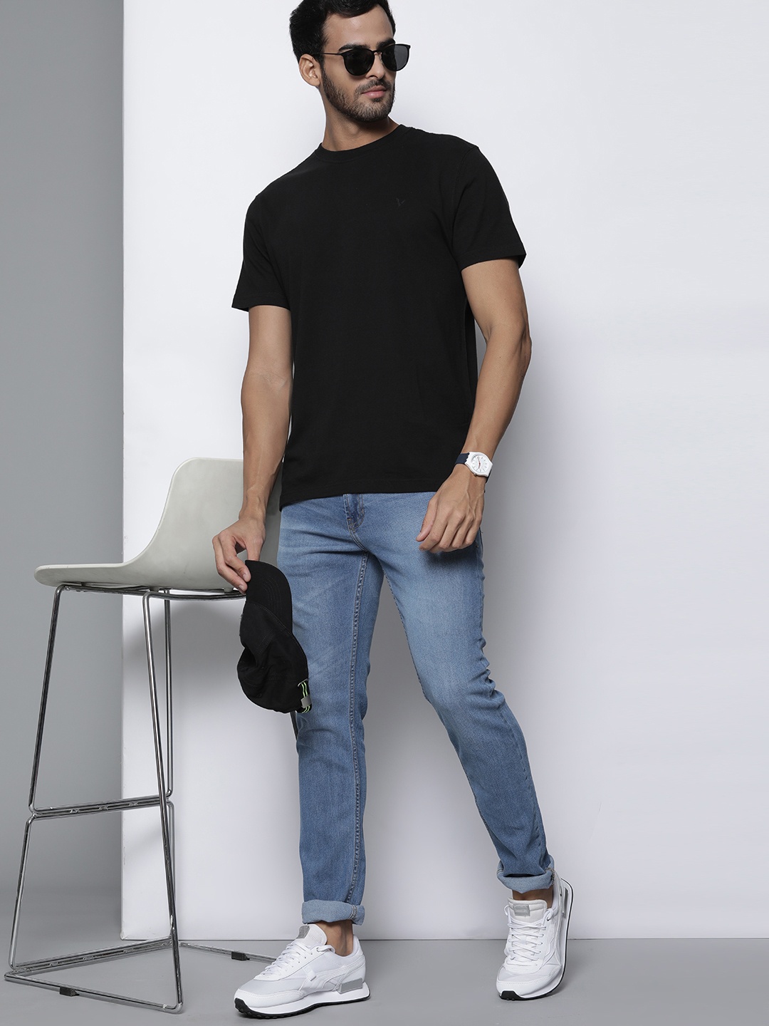 

AMERICAN EAGLE OUTFITTERS Men Black Pure Cotton Standard Fit T-shirt