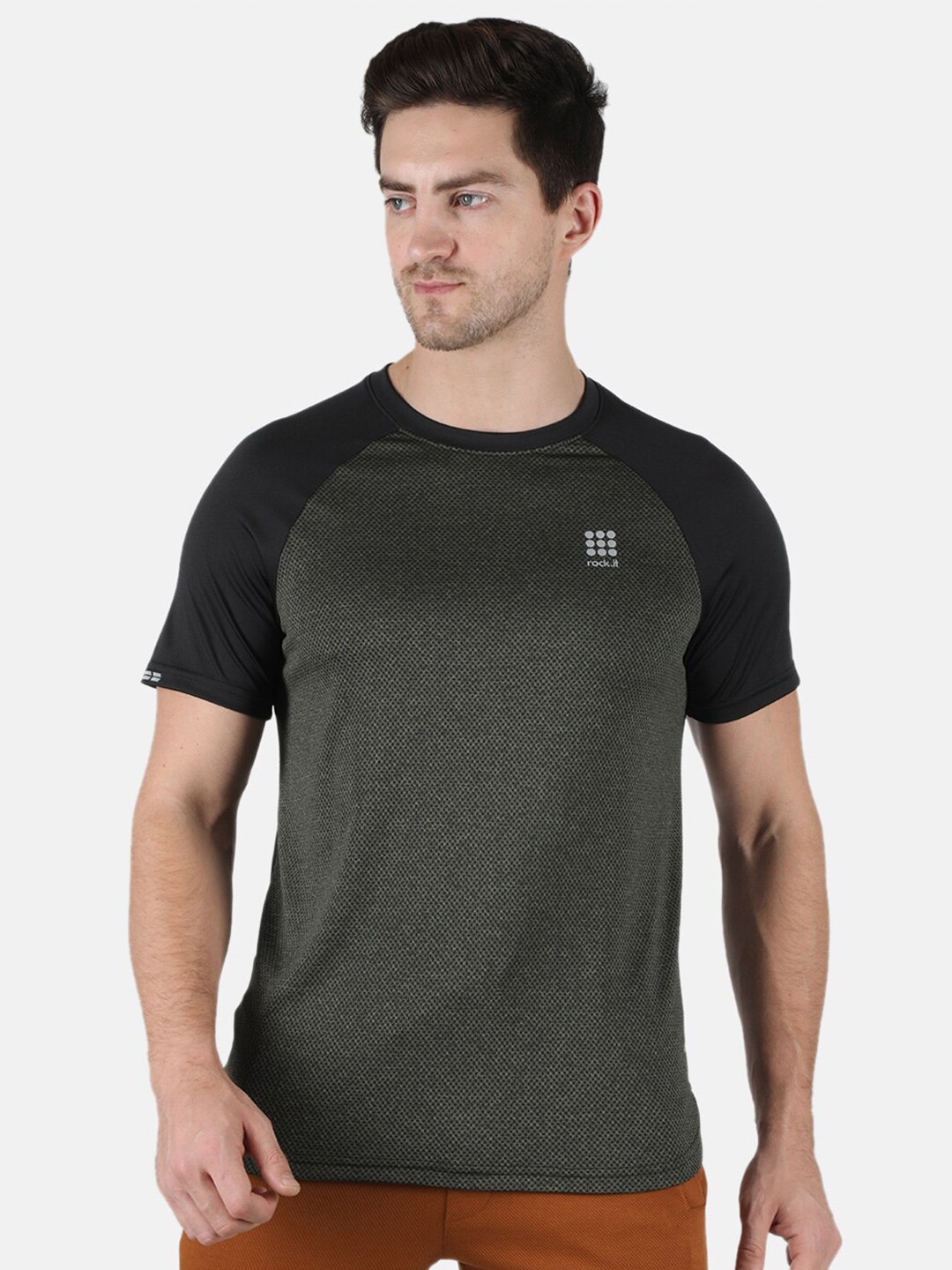 

rock it Men Olive Green Applique Slim Fit T-shirt