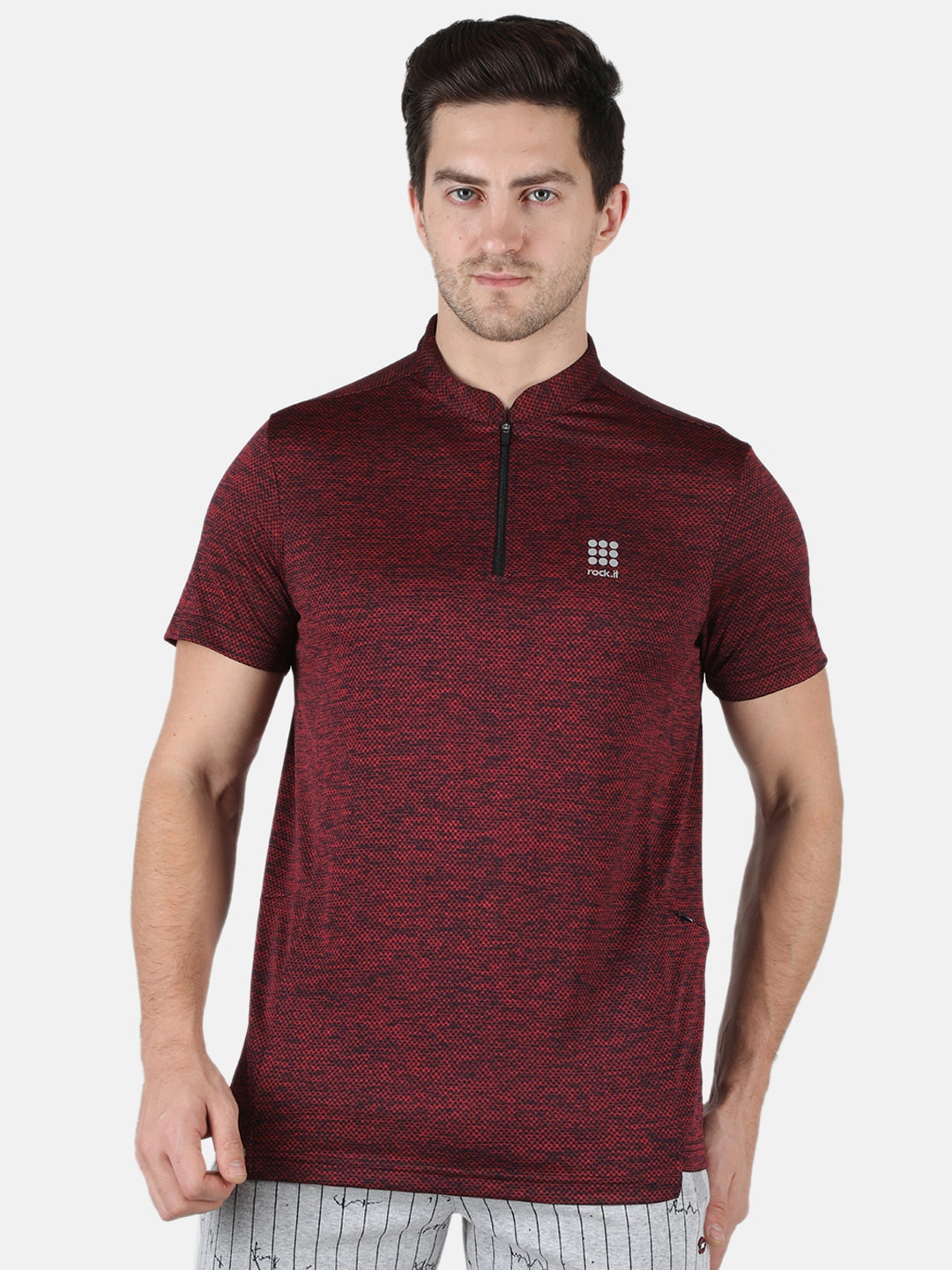 

rock it Men Maroon Mandarin Collar Applique Slim Fit T-shirt
