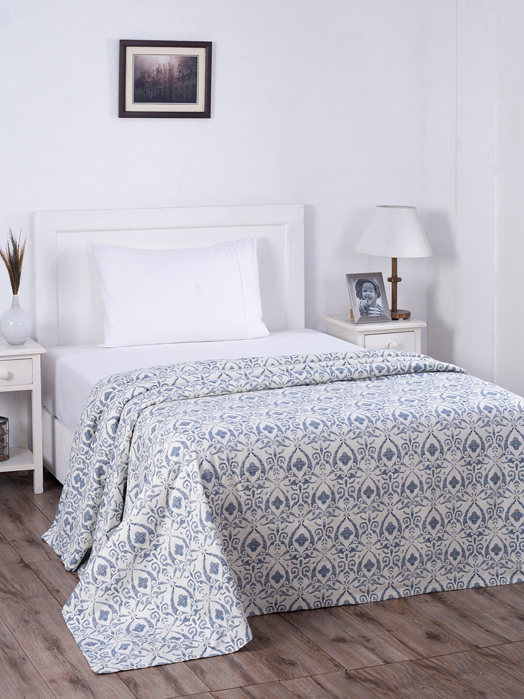 

MASPAR White & Blue Printed 318 GSM Single Bed Cover