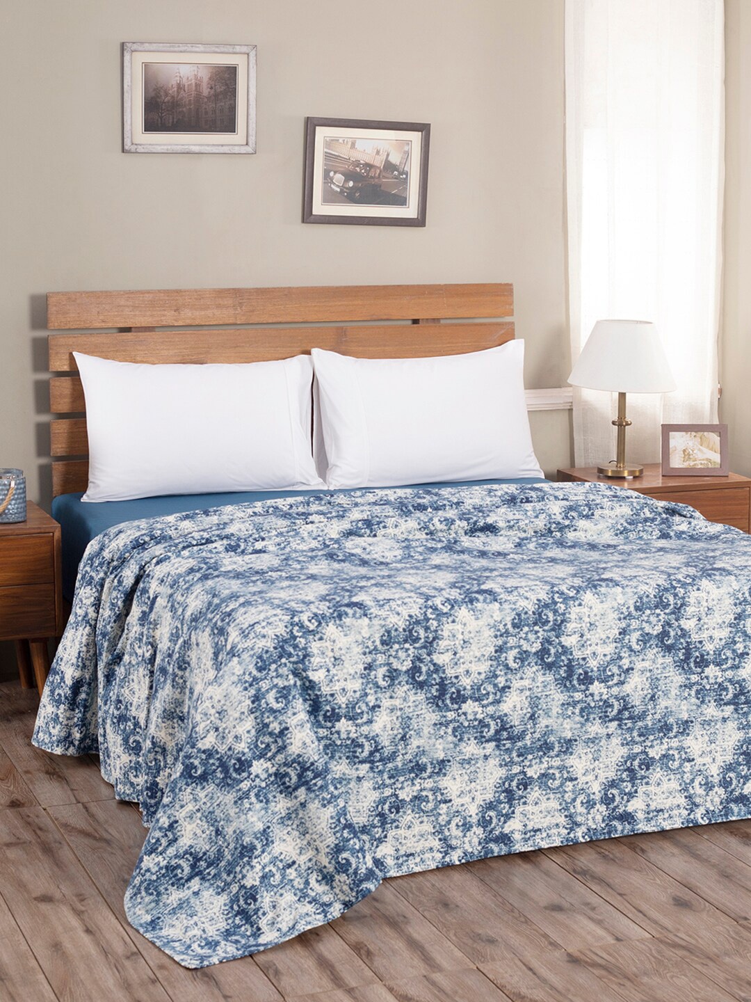 

MASPAR Blue & White Printed 318 GSM Double Queen Bed Cover