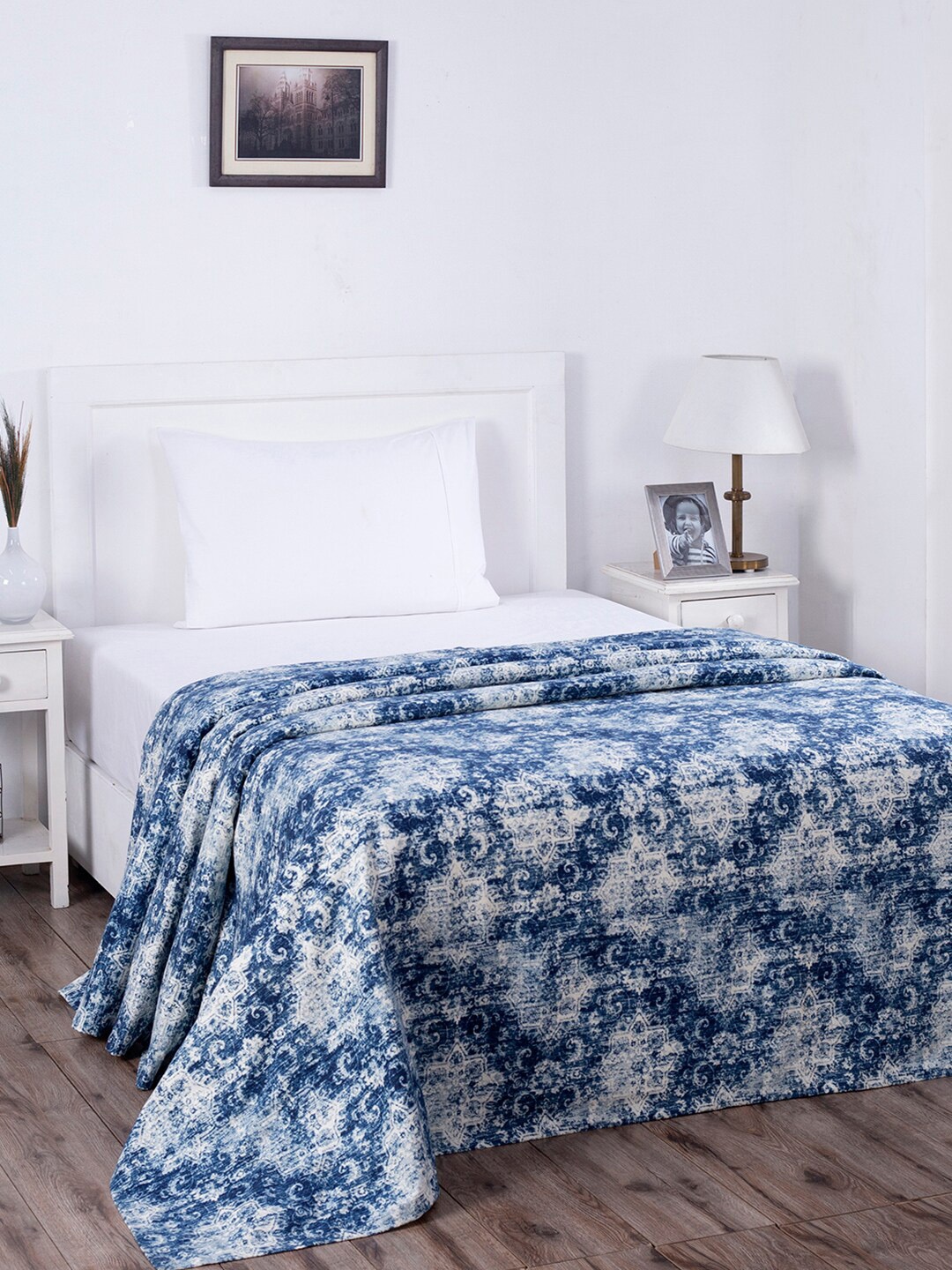 

MASPAR Blue & White Printed 318 GSM Single Bed Cover