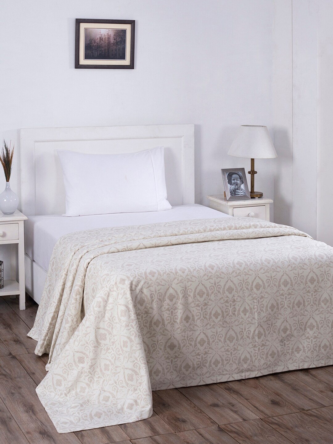 

MASPAR Beige & White Printed 318 GSM Single Bed Cover