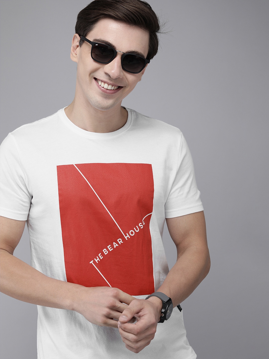 

THE BEAR HOUSE Men White & Red Brand Logo Printed Pure Cotton Slim Fit T-shirt