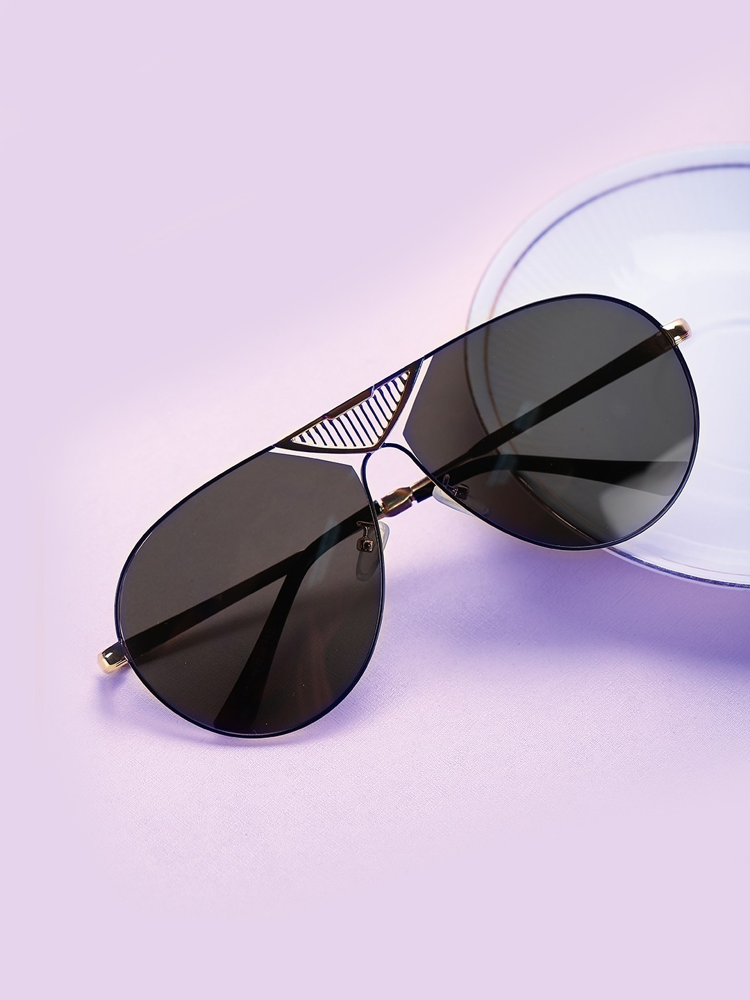 

Carlton London Men Black Lens & Gold-Toned Oversized Sunglasses CLSM020