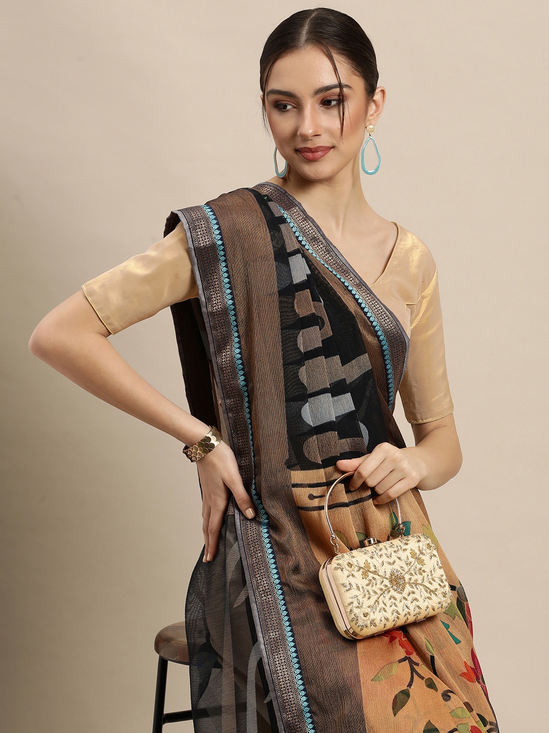 

Triveni Navy Blue & Beige Floral Printed Brasso Saree