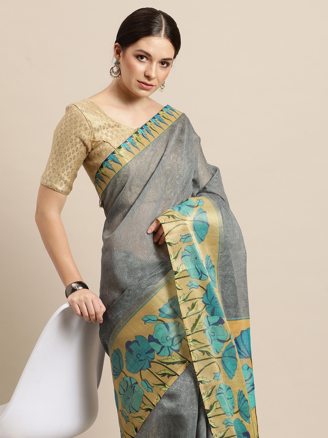 

Triveni Grey & Golden Floral Printed Zari Pure Cotton Saree