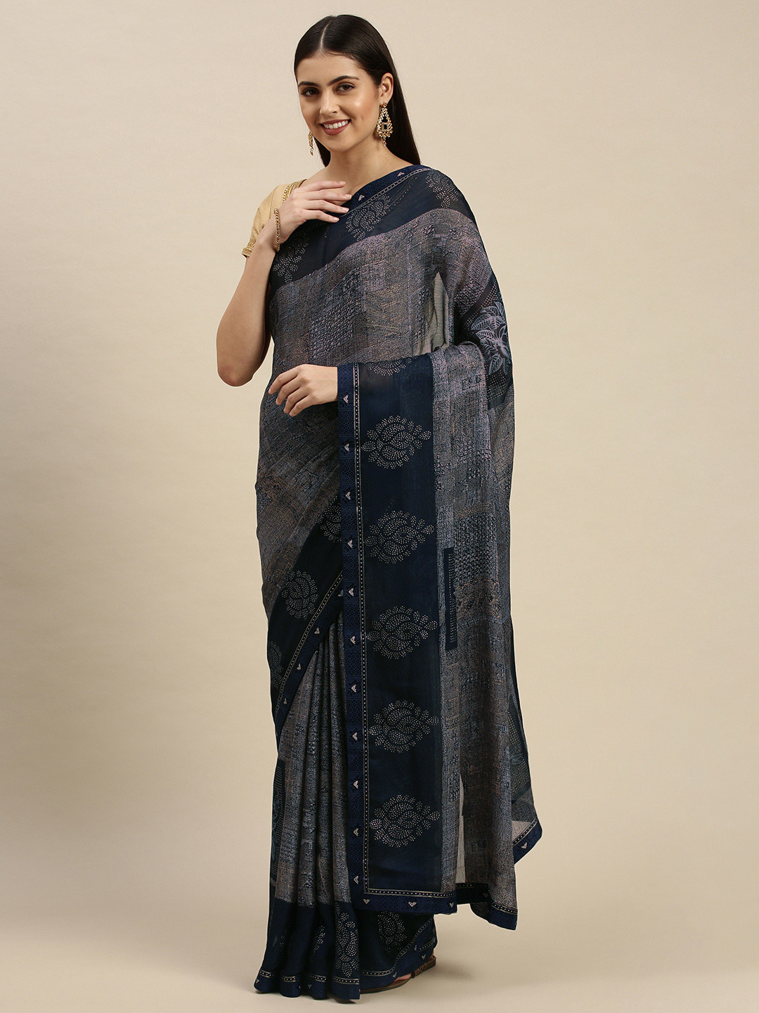 

Triveni Navy Blue Ethnic Motifs Printed Saree