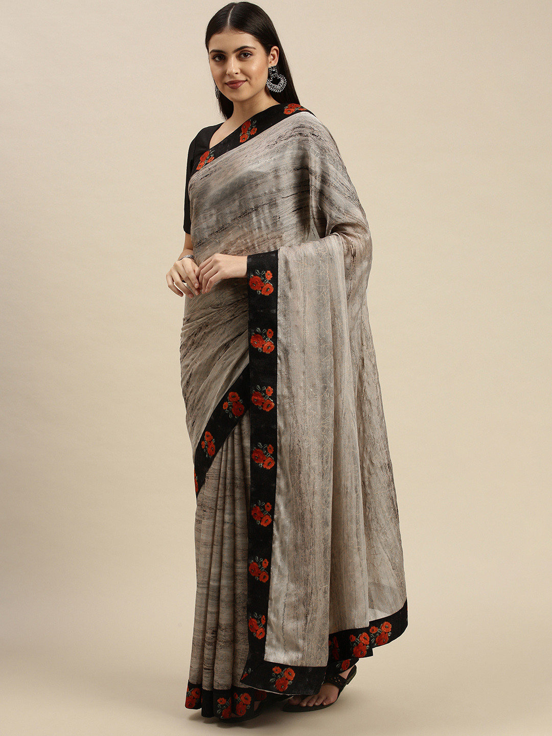 

Triveni Grey & Red Floral Print Saree