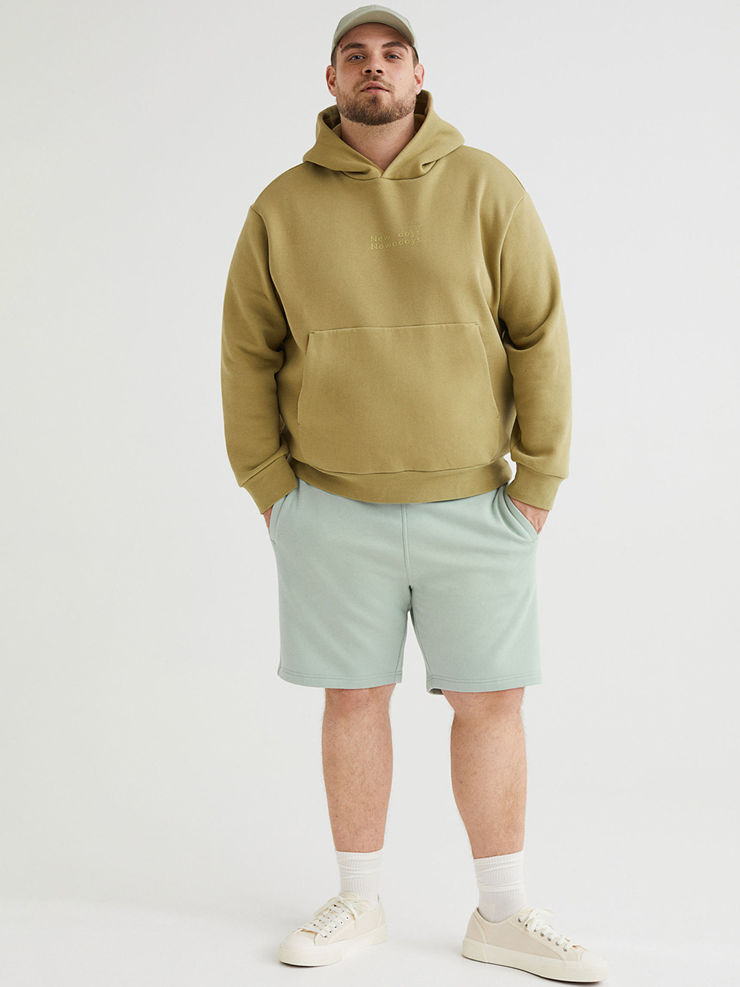 

H&M Men Green Solid Regular Fit Sweatshirt Shorts