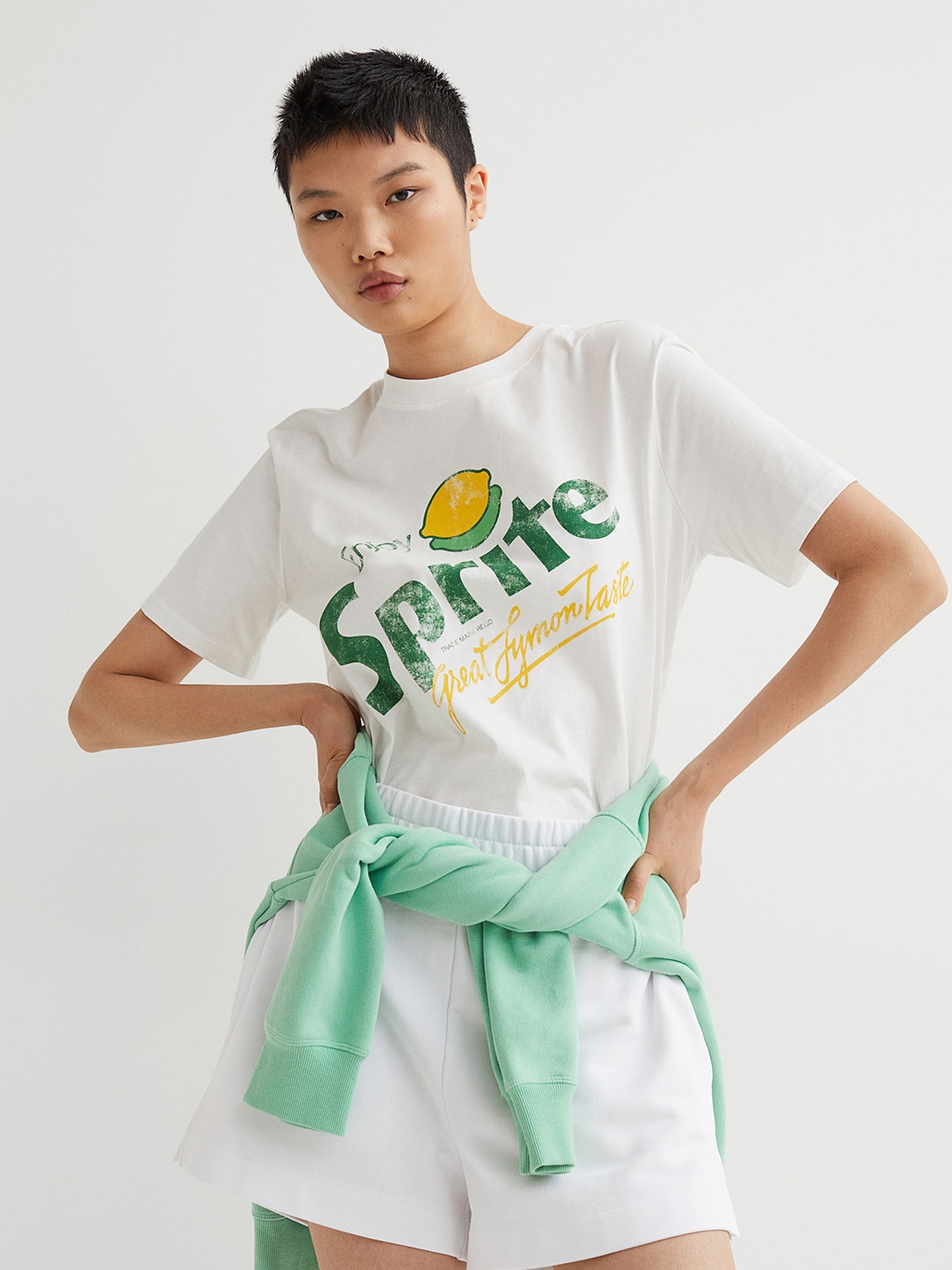 

H&M Women White & Green Printed Cotton Round Neck T-Shirt with A Motif