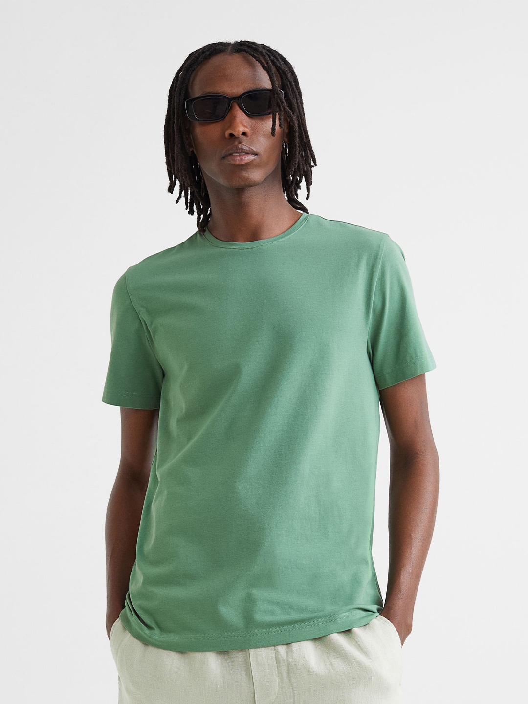 

H&M Men Green Solid Slim Fit Round-Necked T-Shirt