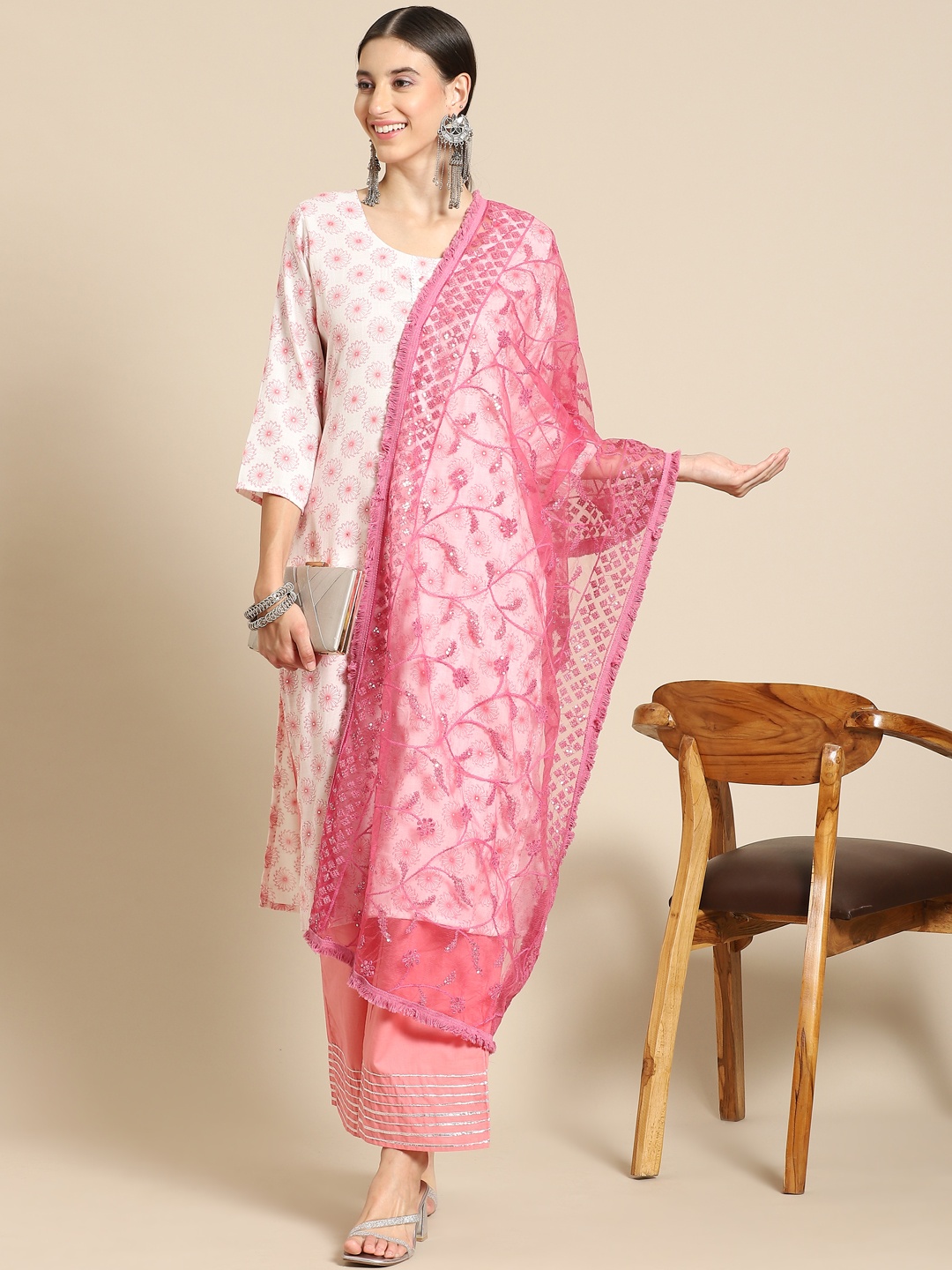 

Saadgi Pink & Gold-Toned Embroidered Dupatta with Chikankari