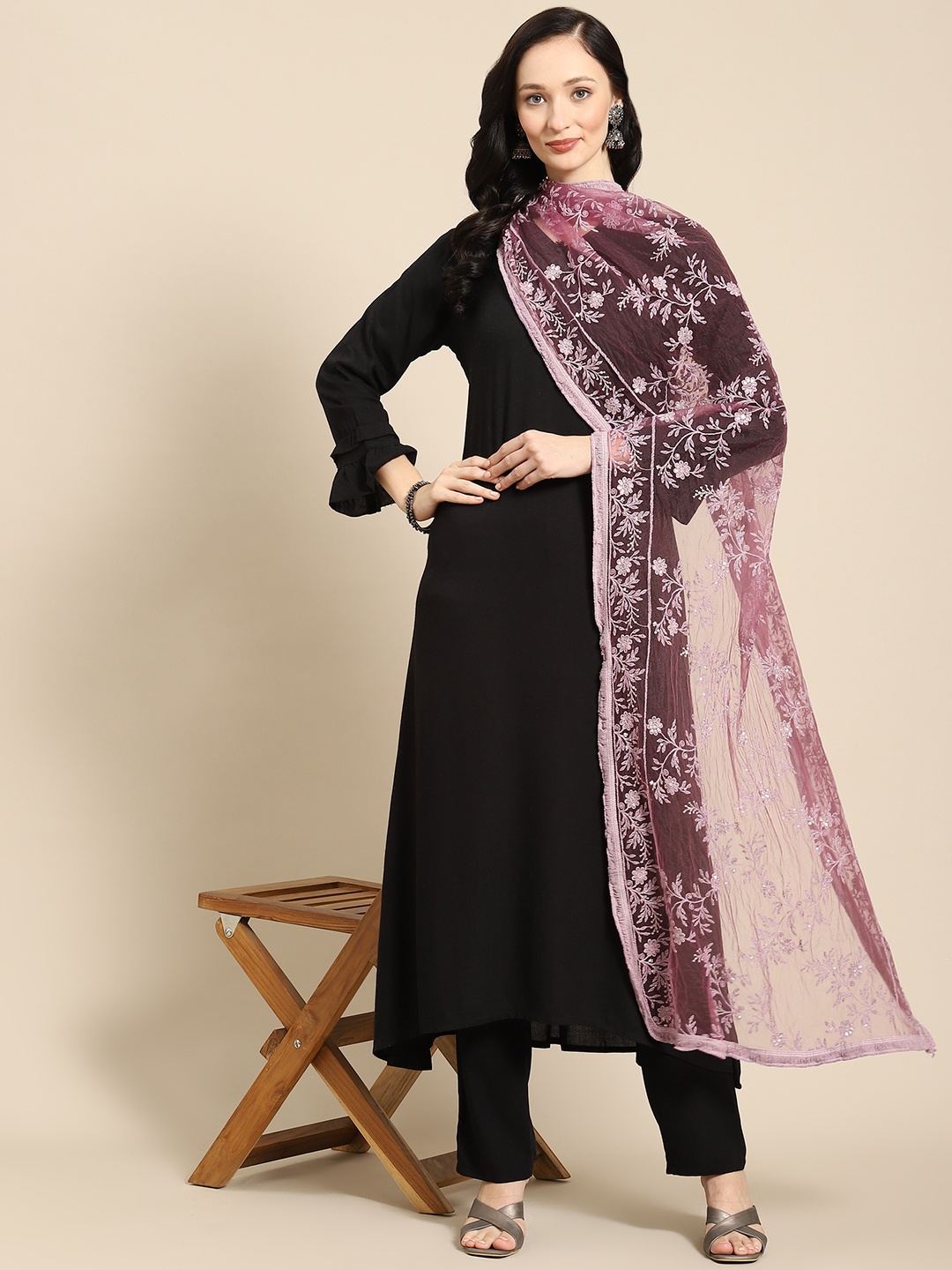 

Saadgi Mauve & Gold-Toned Embroidered Dupatta with Chikankari