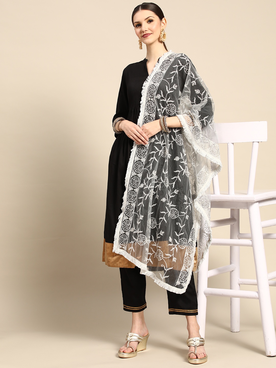 

Saadgi Grey Floral Chikankari Embroidered Dupatta