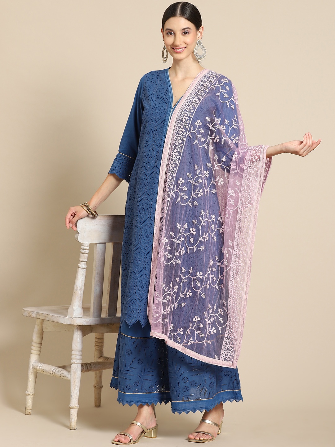 

Saadgi Mauve & Gold-Toned Embroidered Dupatta with Chikankari