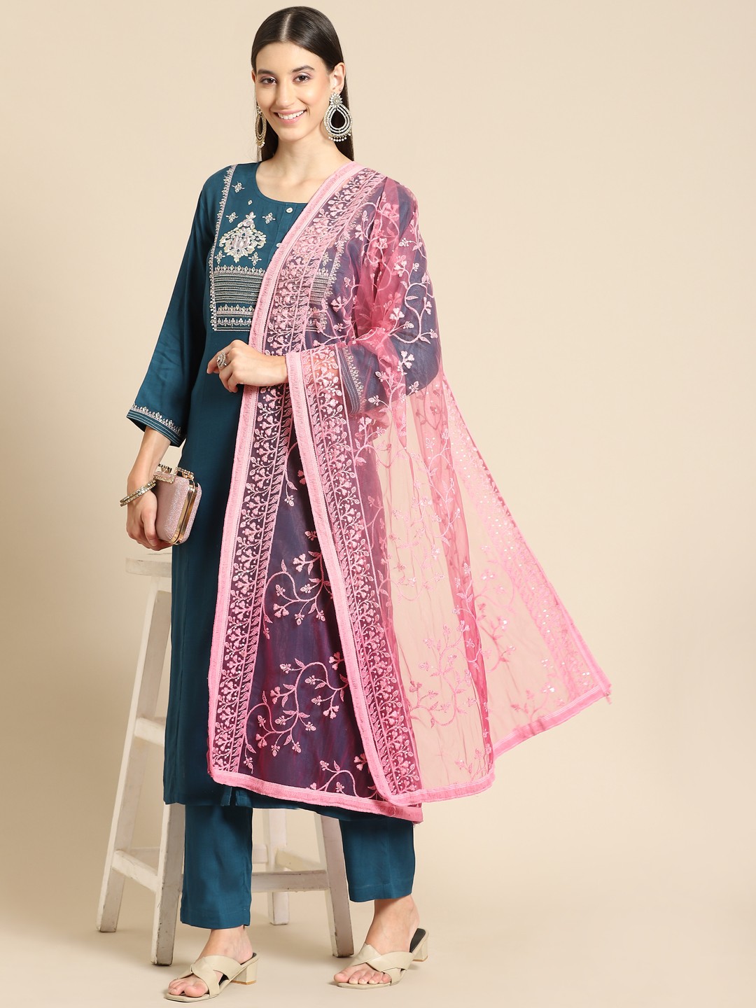 

Saadgi Pink & Gold-Toned Ethnic Motifs Embroidered Ombre Dupatta with Chikankari