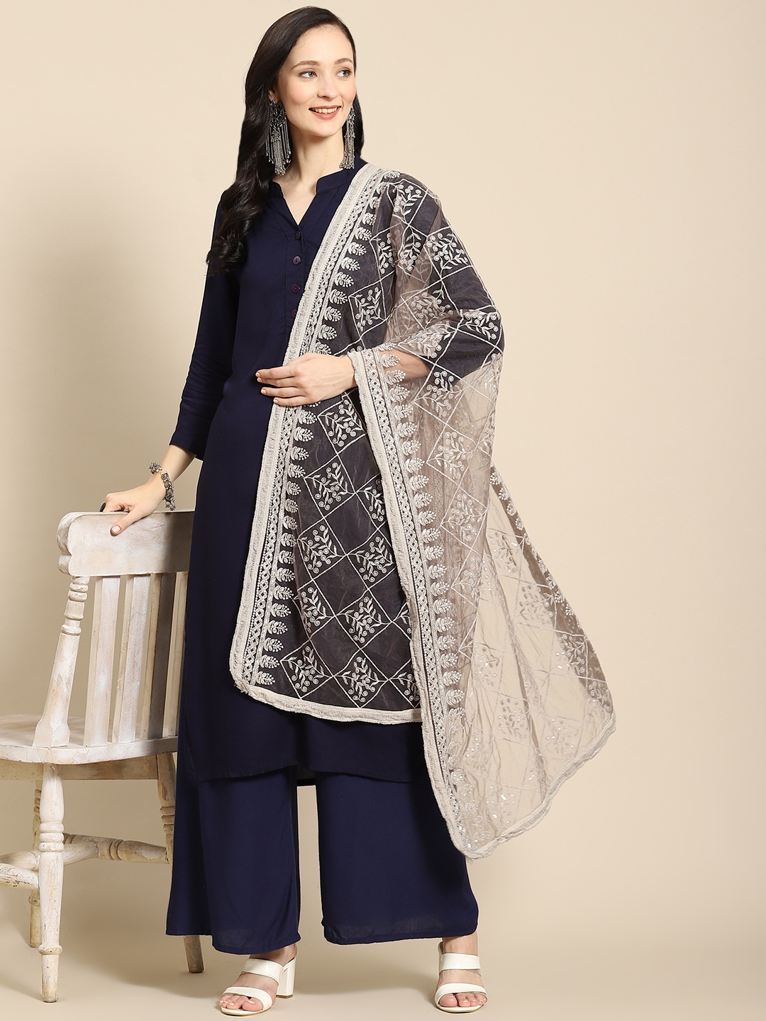 

Saadgi Grey Chikankari Embroidered Dupatta