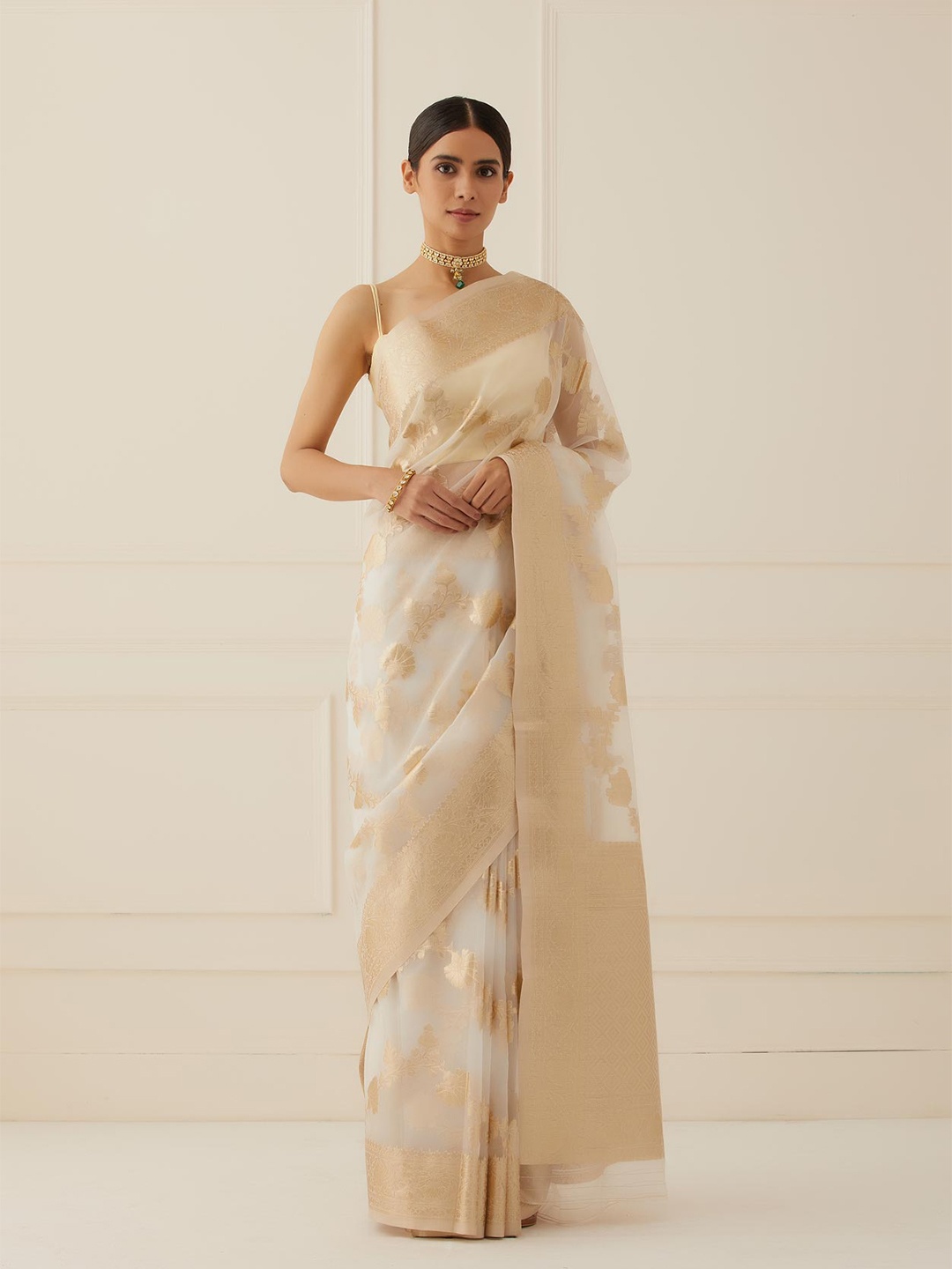 

Geroo Jaipur Off White & Gold Floral Zari Organza Heavy Work Saree