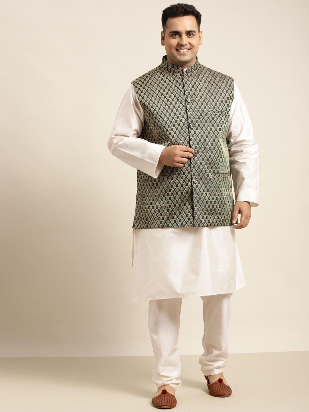 

SOJANYA PLUS Men Plus Size Off White Solid Kurta & Churidar Comes With a Nehru Jacket