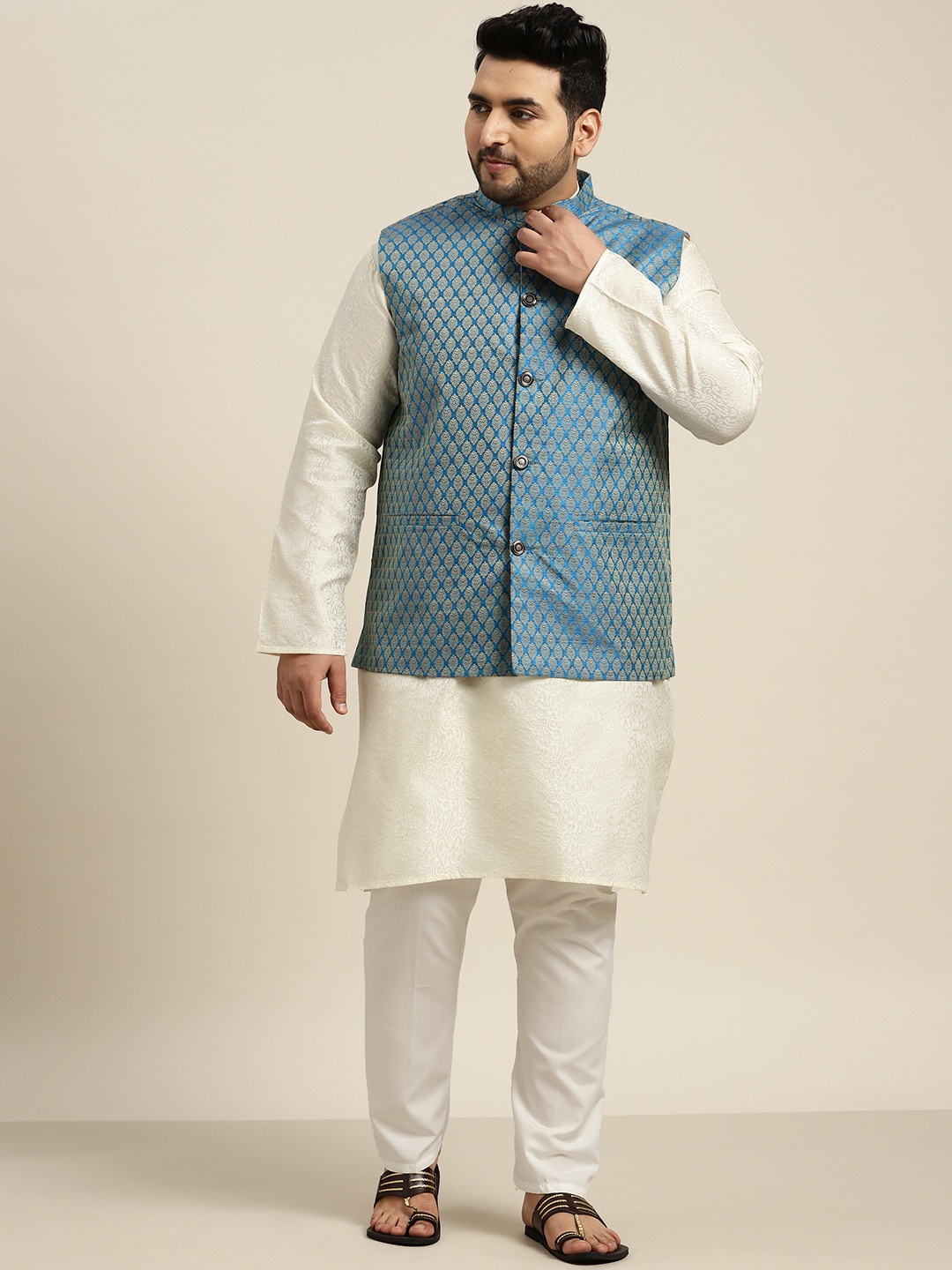 

SOJANYA PLUS Men Plus Size Cream-Coloured Ethnic Motifs Kurta with Pyjamas & Nehru Jacket