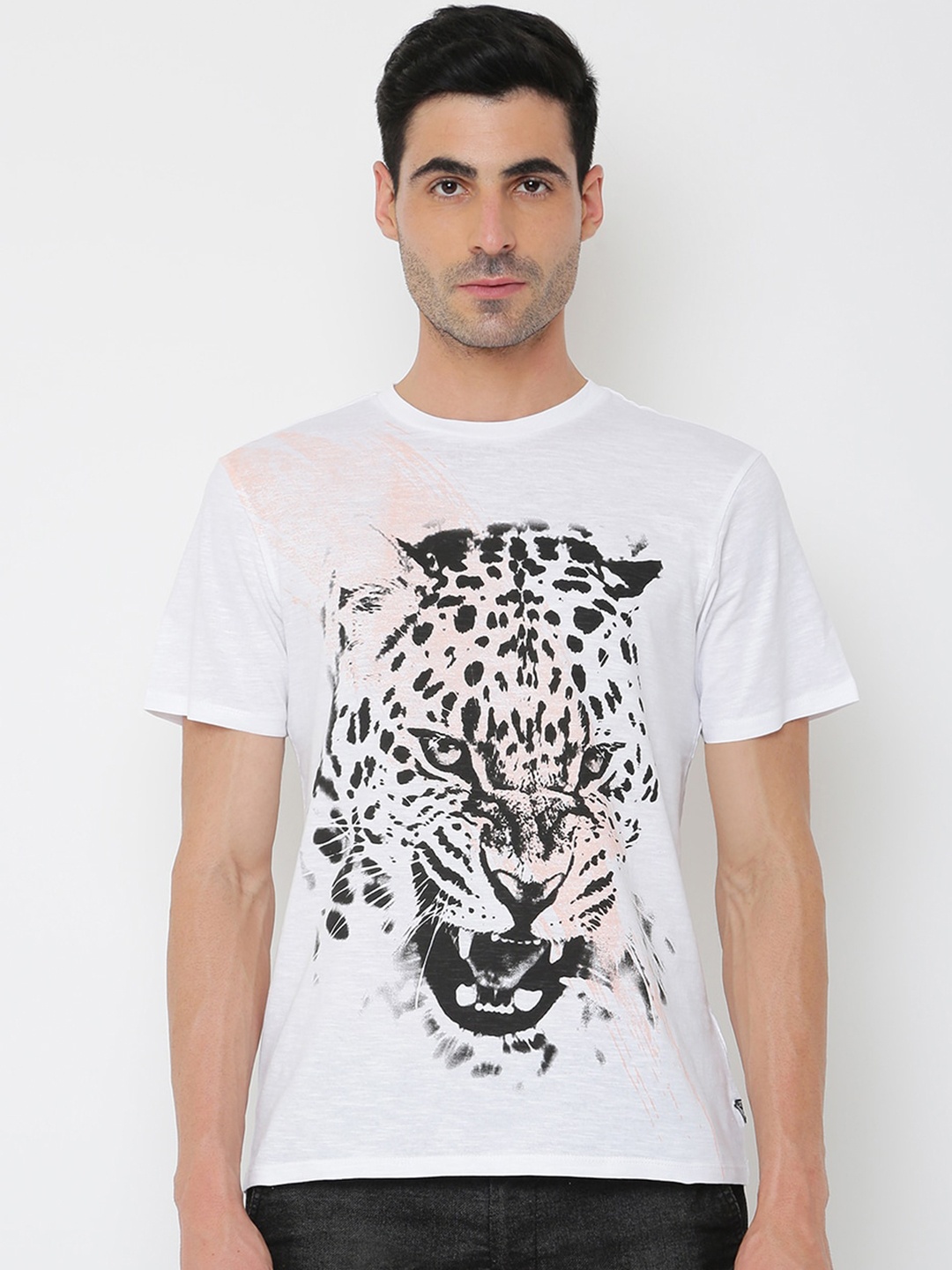 

GUESS Men Pure White Leopard Printed Outdoor T-shirt