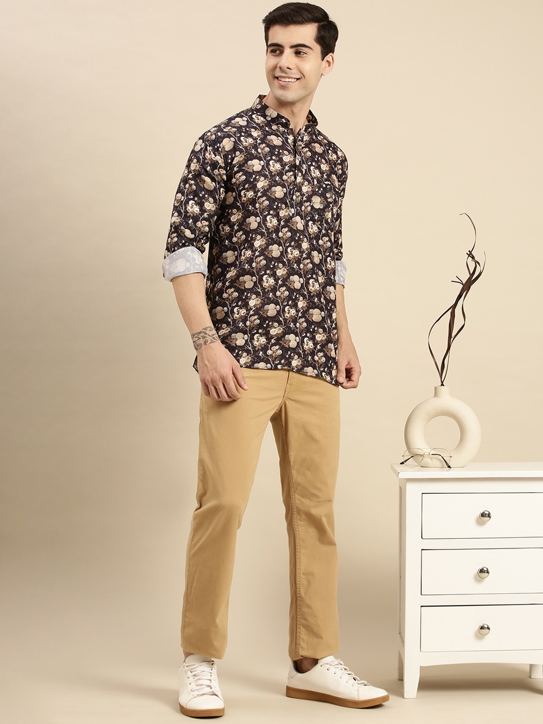 

Sanwara Men Navy Blue & Brown Floral Printed Floral Kurta