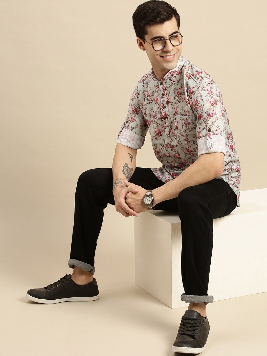 

Sanwara Men Grey & Red Floral Printed Floral Kurta