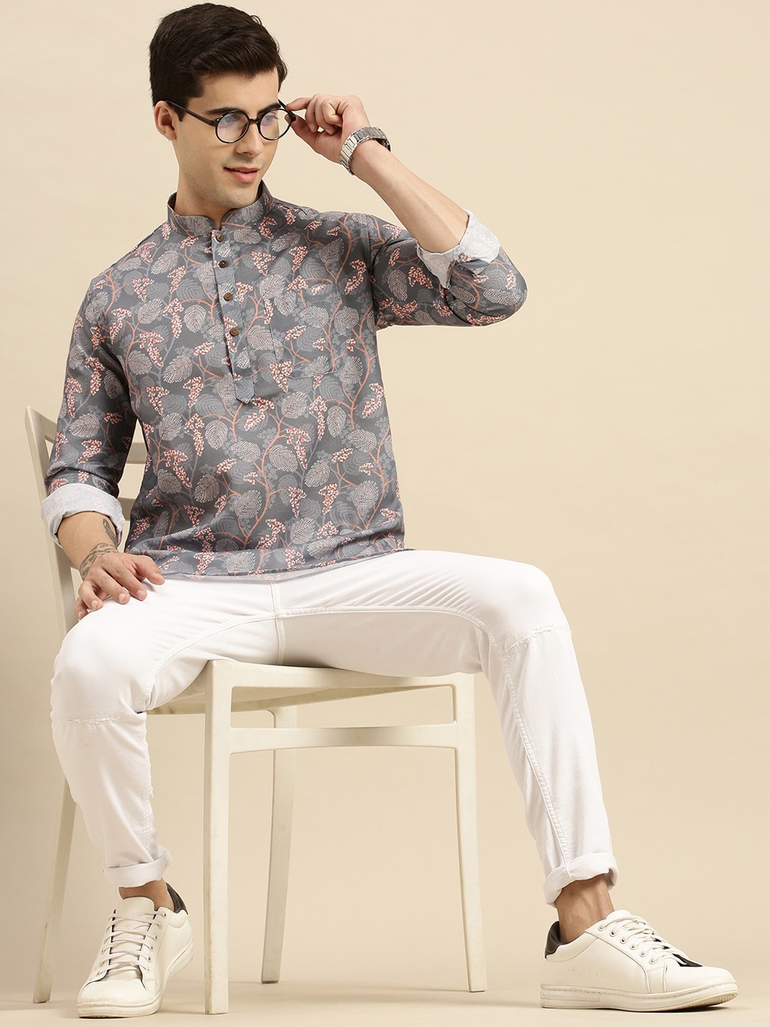 

Sanwara Men Grey & White Floral Printed Floral Kurta