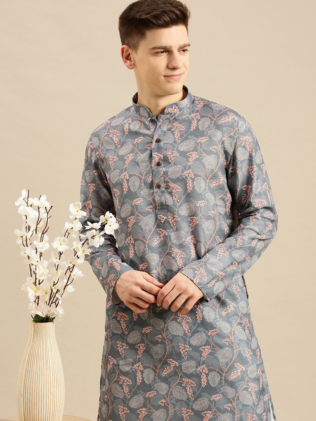 

Sanwara Men Grey & White Floral Printed Floral Kurta