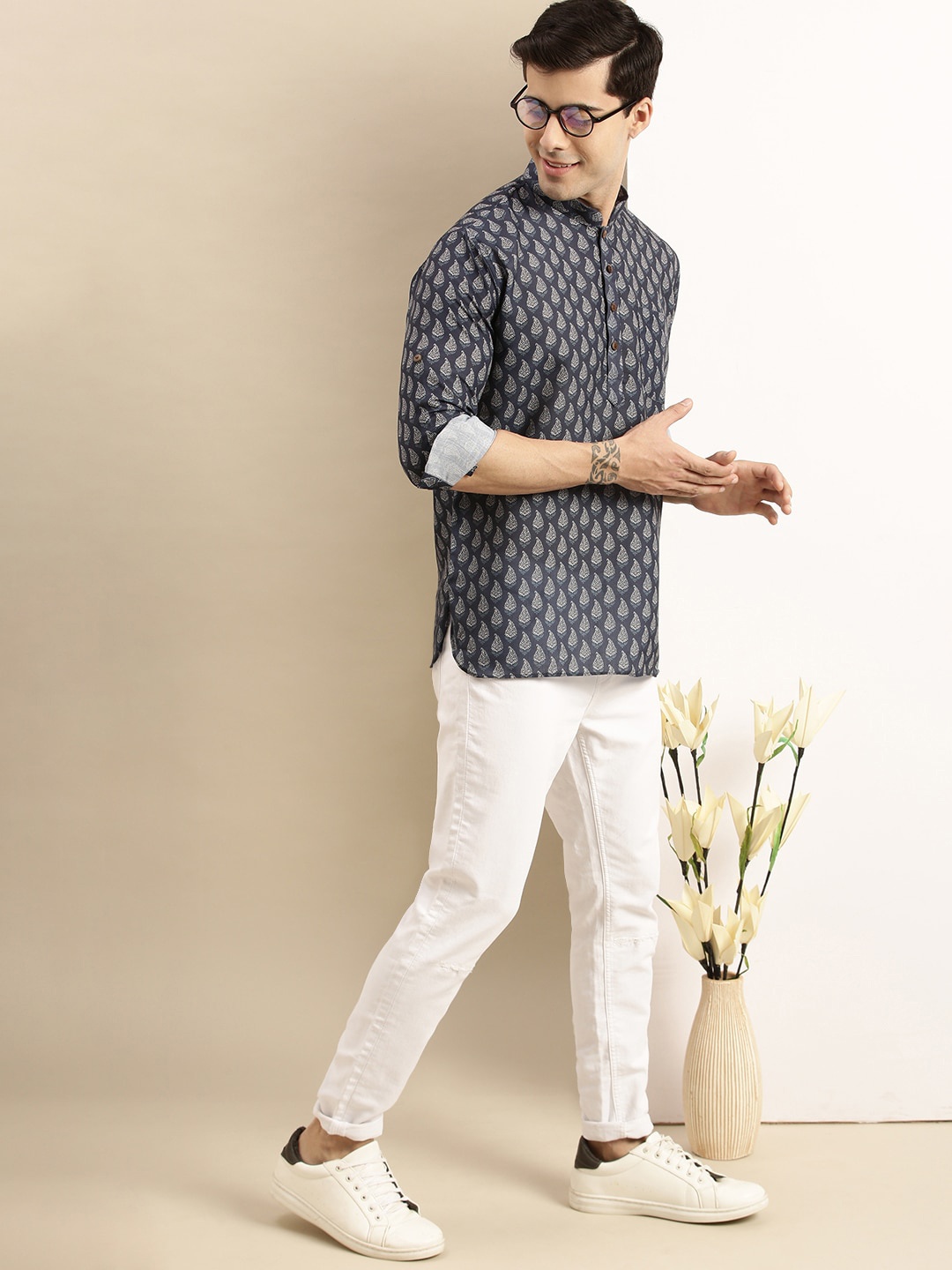 

Sanwara Men Navy Blue & White Ethnic Motifs Printed Floral Kurta