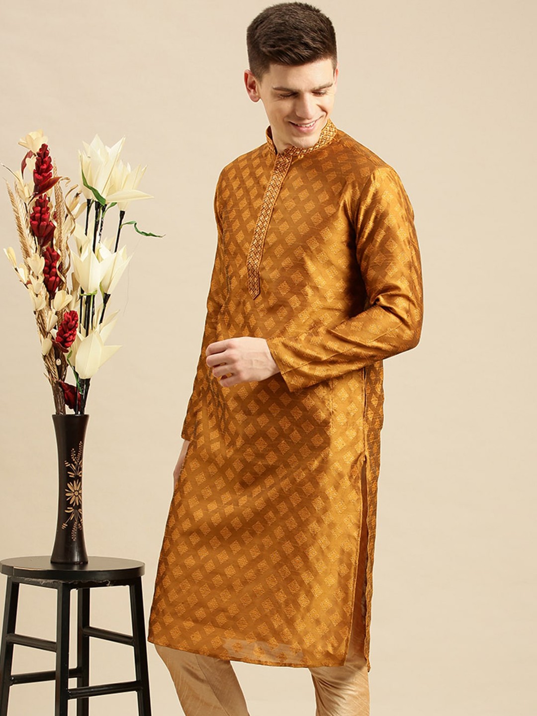 

Sanwara Men Gold-Toned Floral Thread Work Kurta
