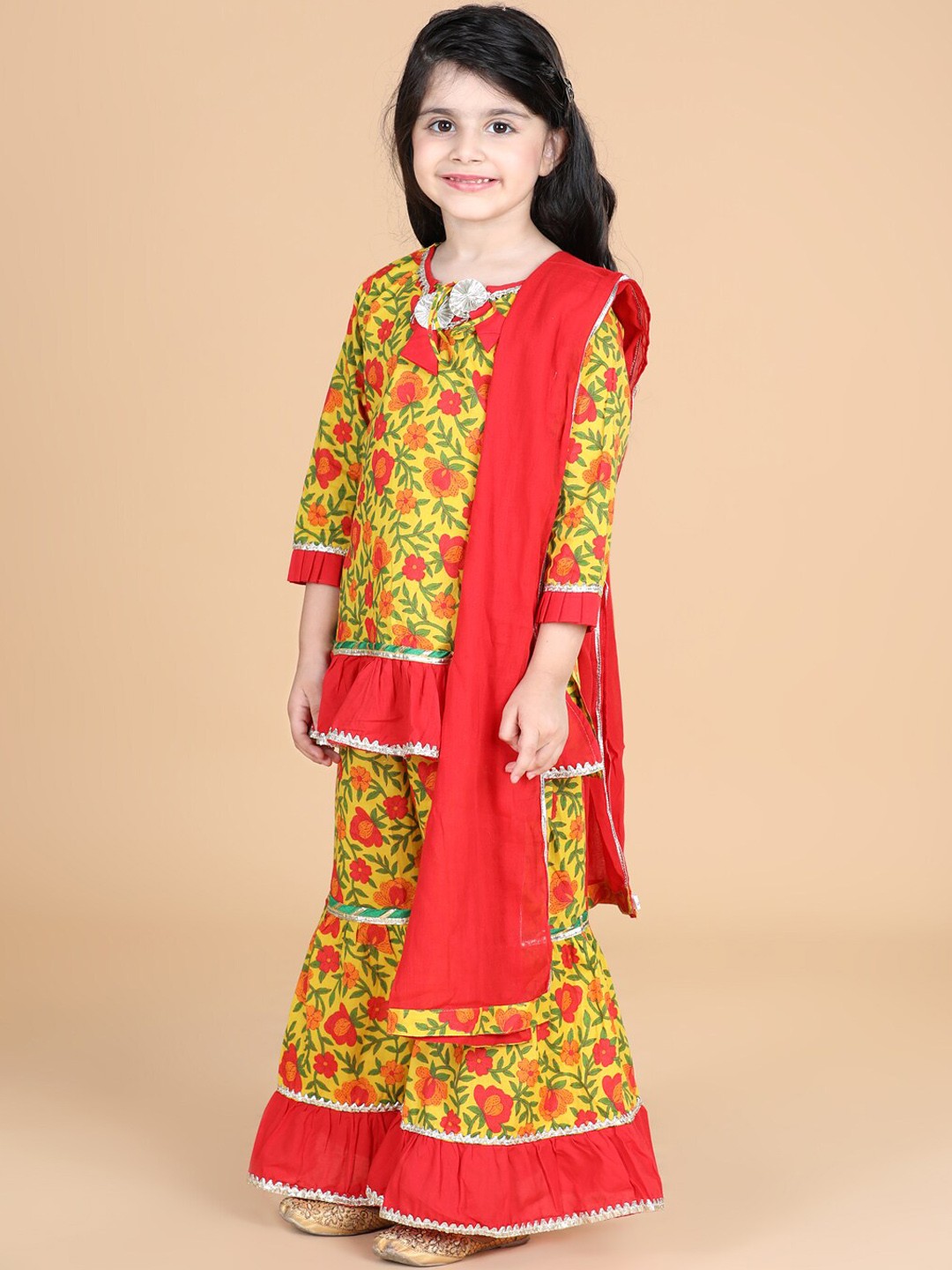 

LIL PITAARA Girls Yellow Printed Angrakha Gotta Patti Pure Cotton Kurta with Palazzos