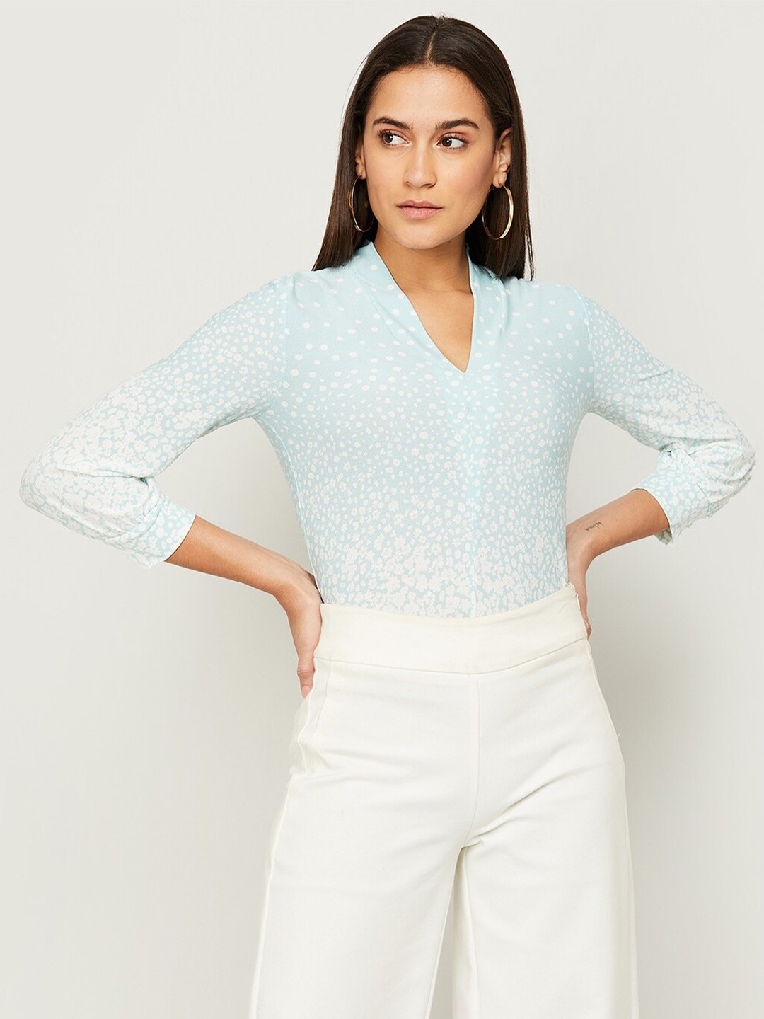 

CODE by Lifestyle Women Blue & White Floral Printed V-neck Regular Top