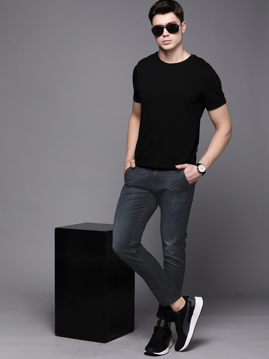 

Louis Philippe Jeans Men Smart Light Fade Stretchable Jeans, Charcoal