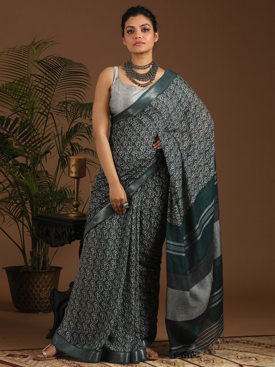 

Indethnic Green & White Floral Zari Bhagalpuri Saree