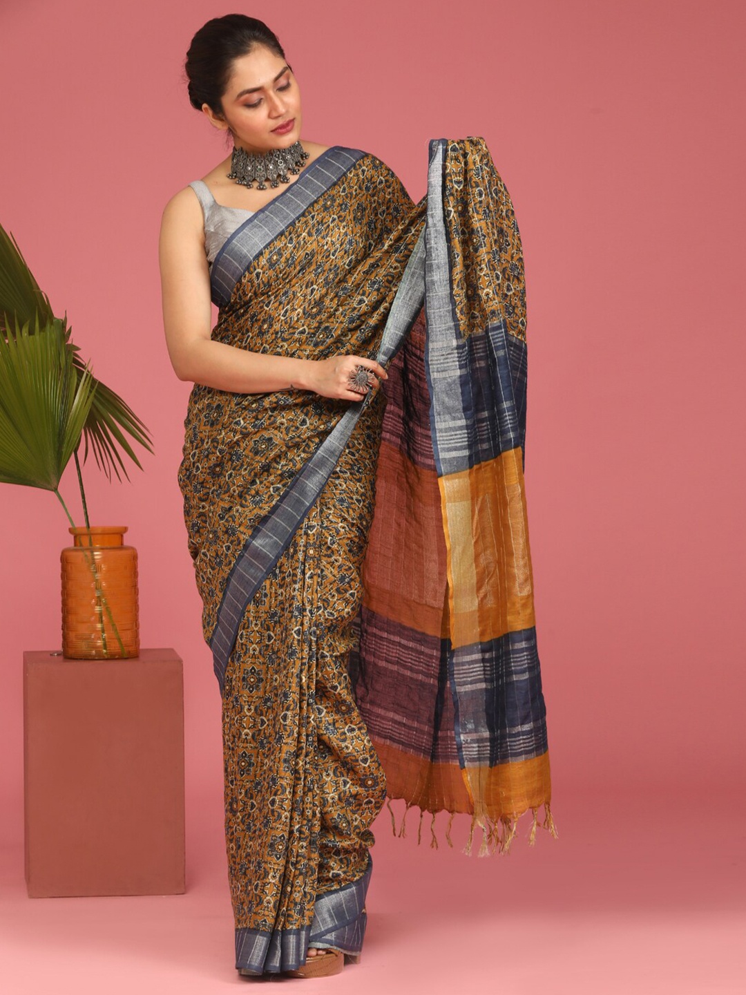 

Indethnic Brown & Grey Handloom Bhagalpuri Saree