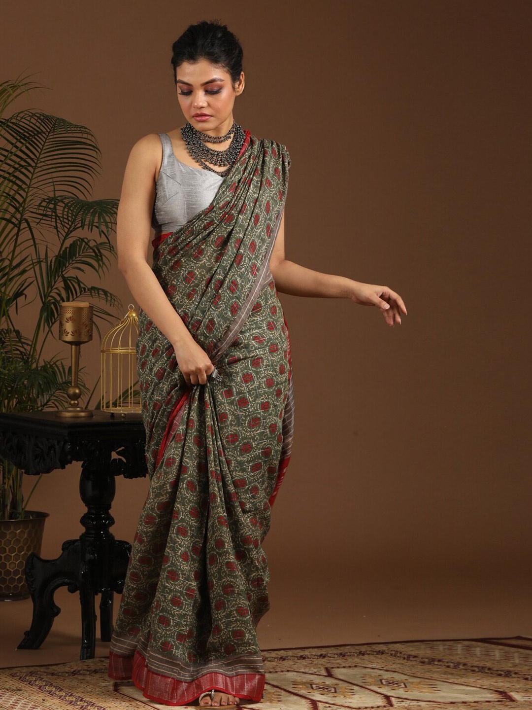 

Indethnic Green & Red Floral Zari Bhagalpuri Saree