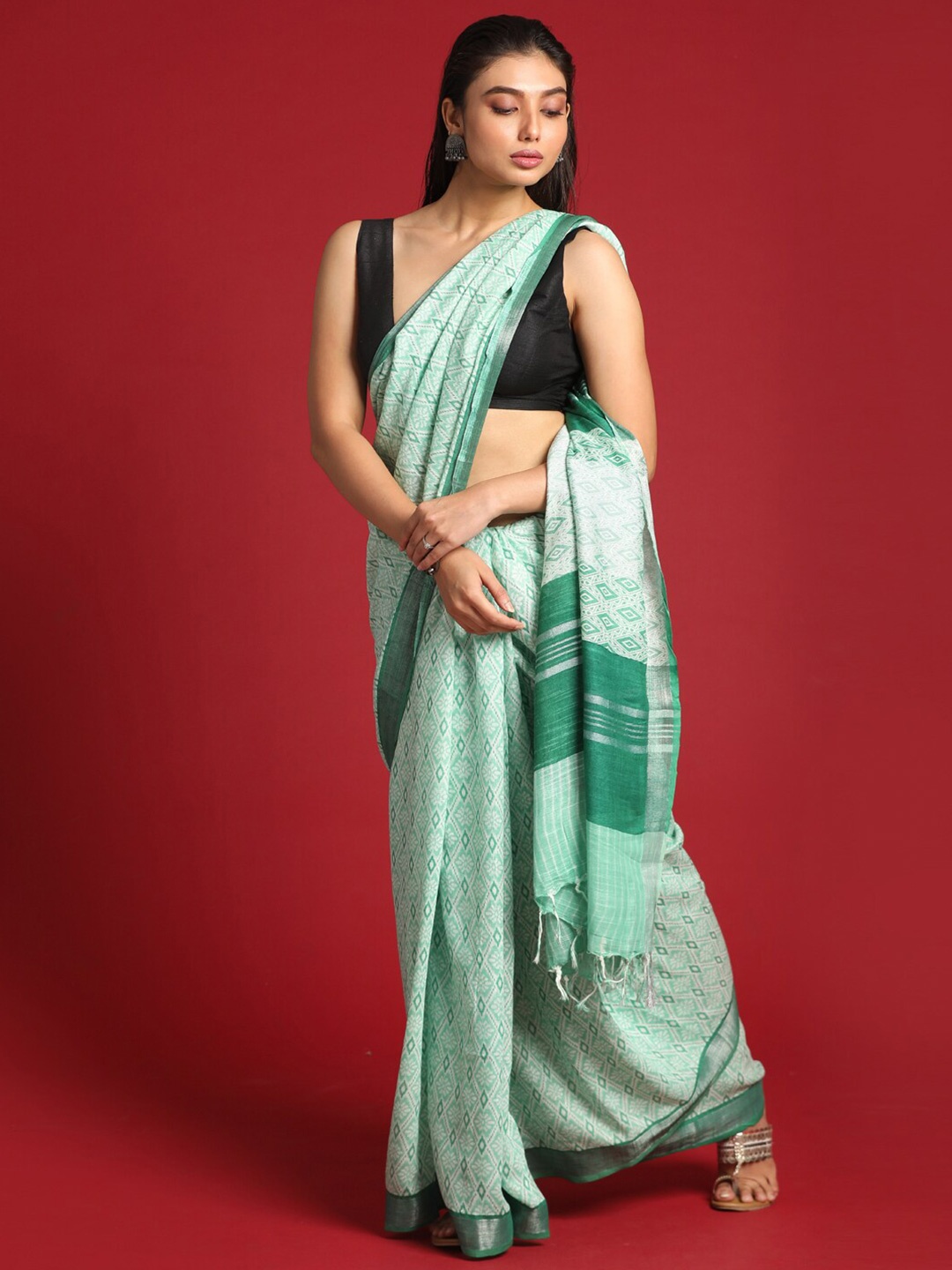 

Indethnic Green & Silver-Toned Zari Bhagalpuri Saree
