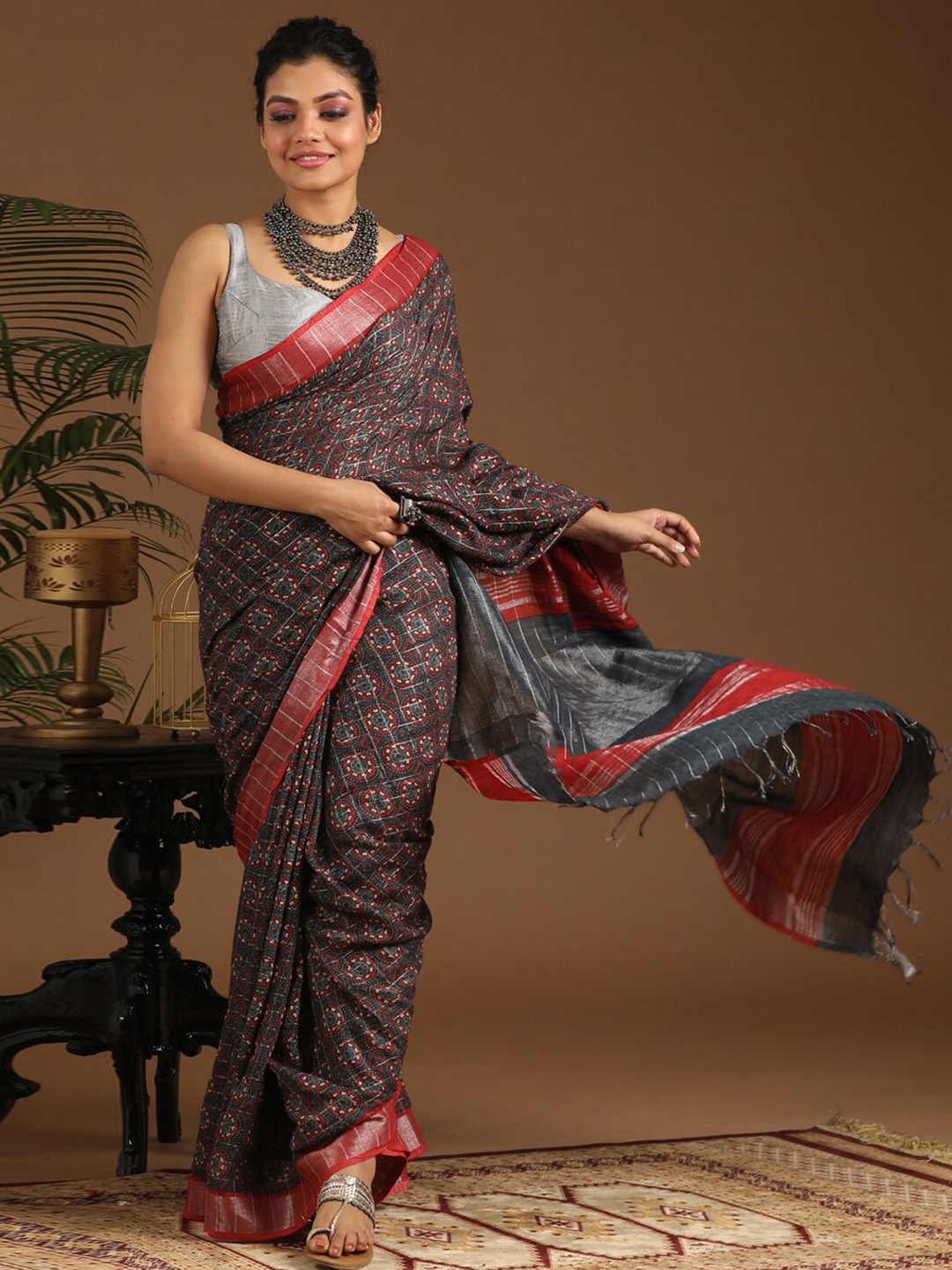 

Indethnic Grey & Silver-Toned Handloom Bhagalpuri Saree