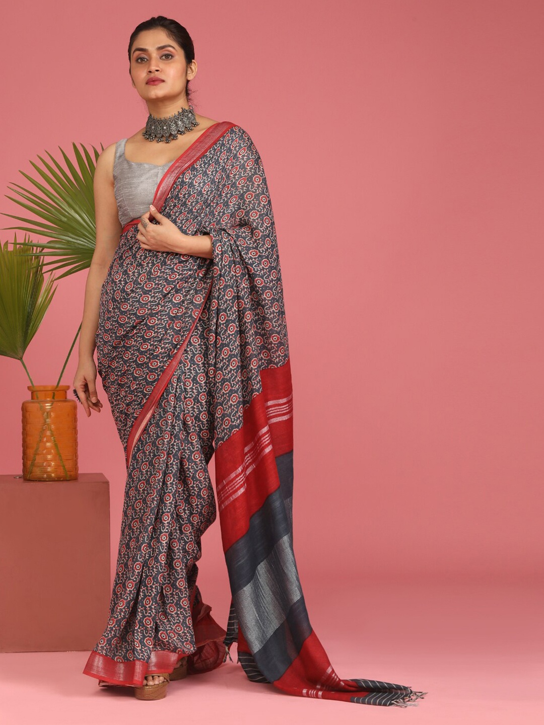 

Indethnic Grey & White Floral Zari Bhagalpuri Saree
